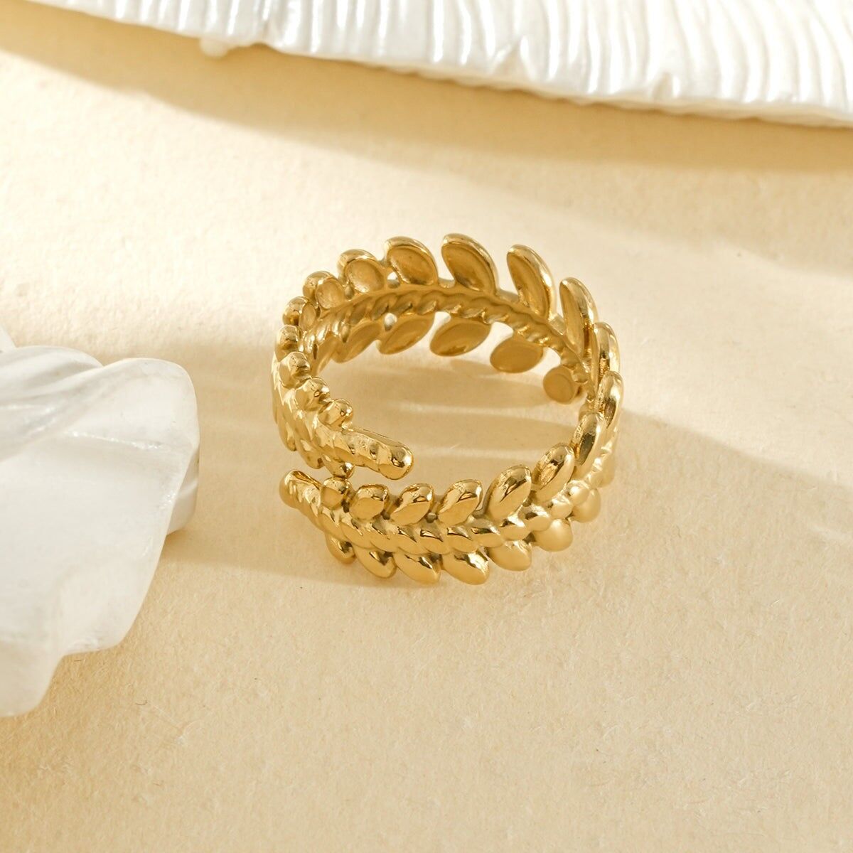 Offener goldener Zehenring mit überlappendem Blattmotiv