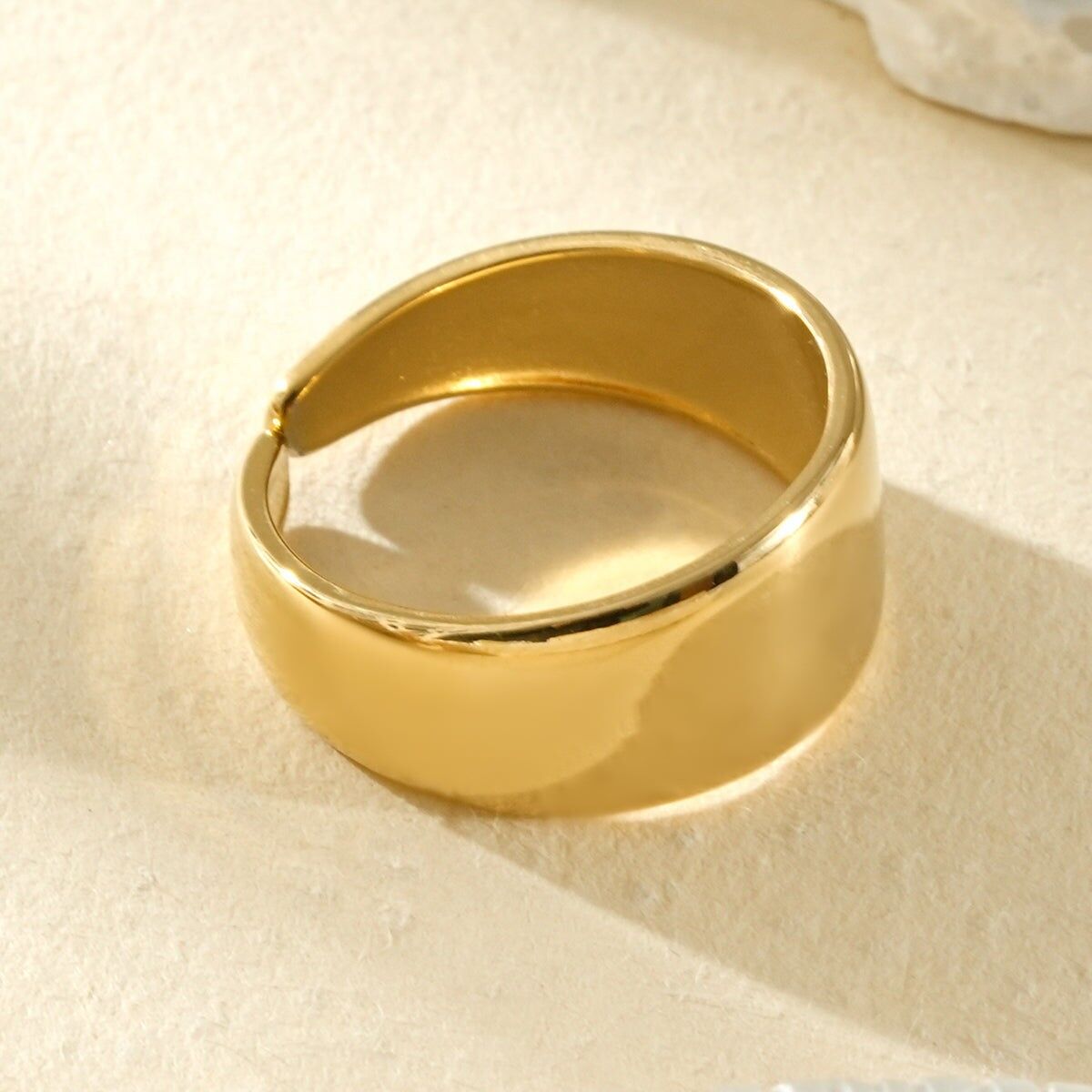 Breiter, glatter, gewölbter Zehenring aus Gold