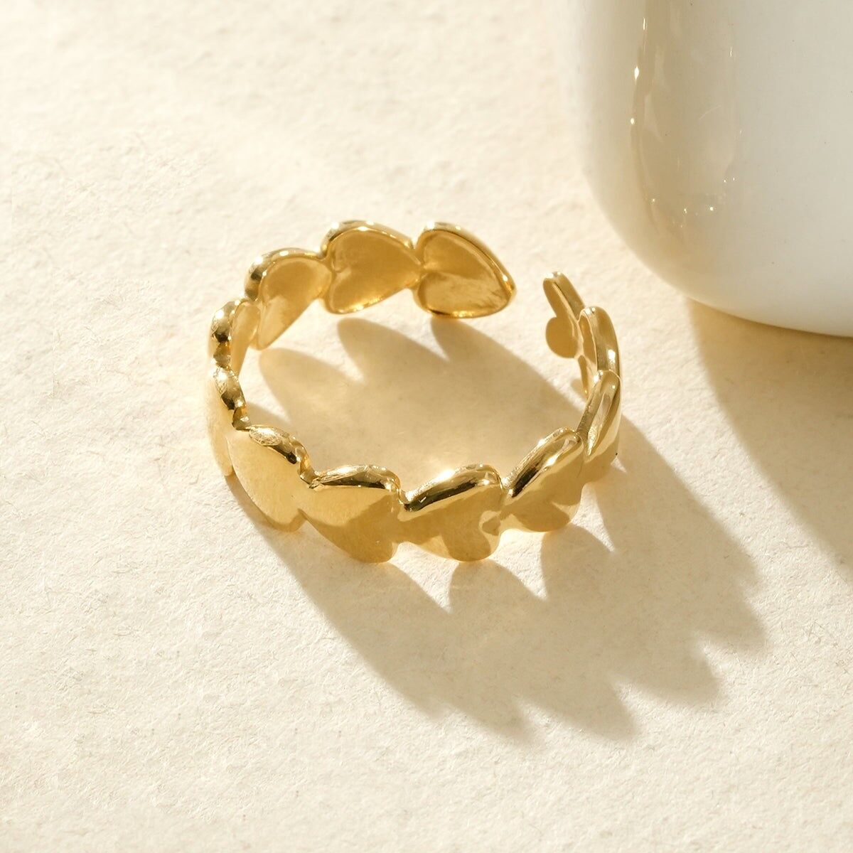 Verstellbarer goldener Zehenring mit glatten Herzen