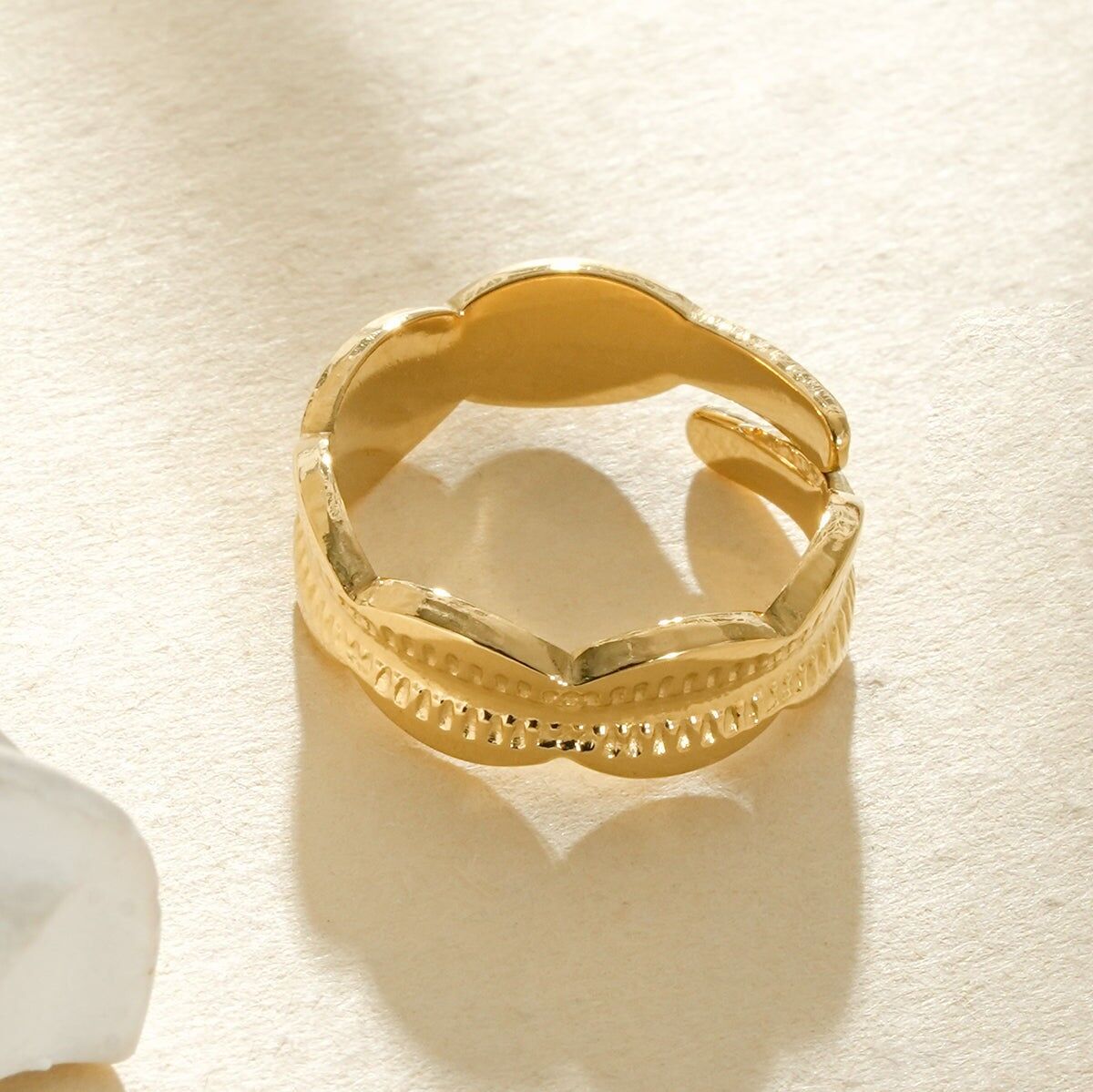 Verstellbarer Zehenring aus gehämmertem Gold mit Doppelring