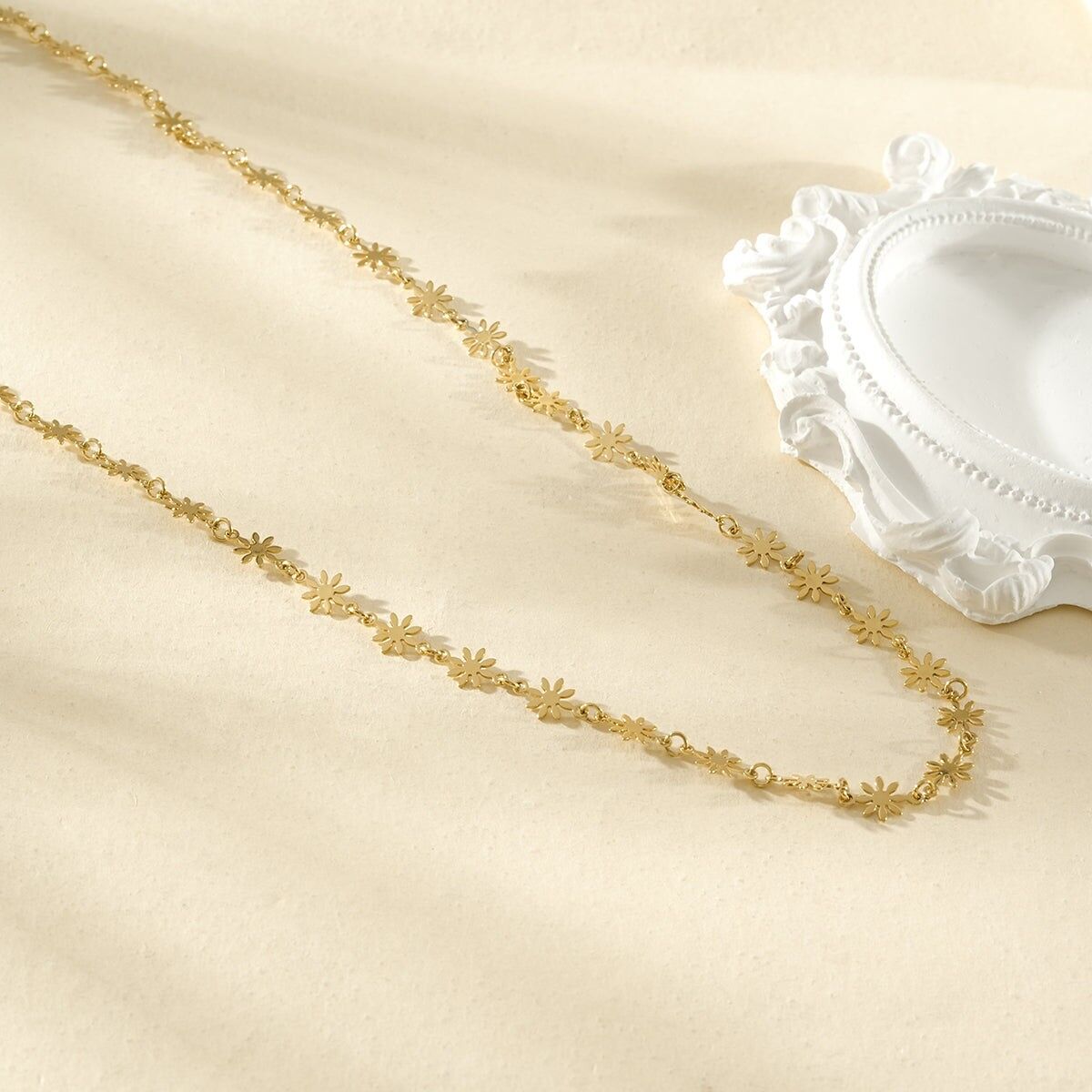 Goldfarbene Taillenkette, verziert mit kleinen Blüten