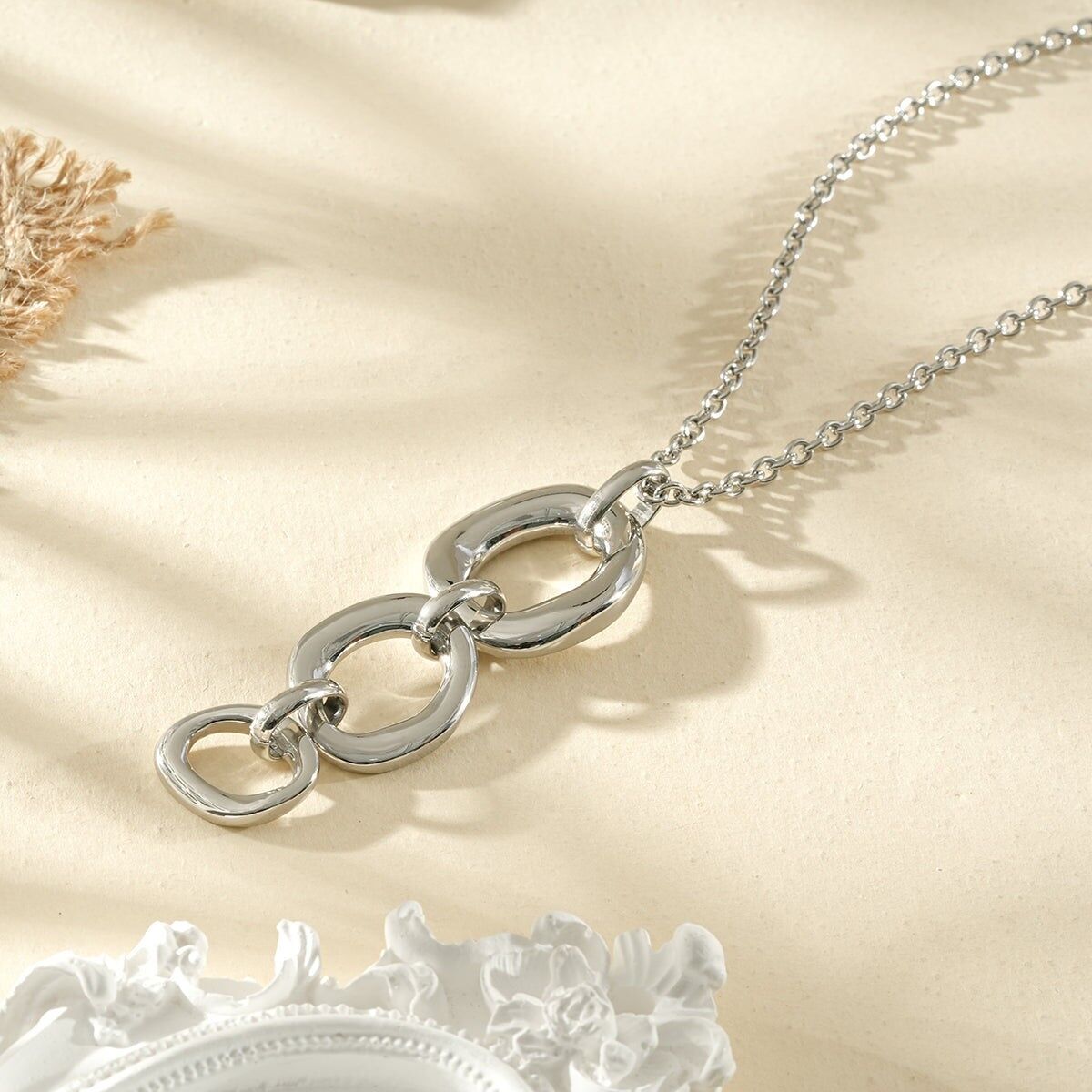 Halskette mit großen, ineinander verschlungenen ovalen Gliedern