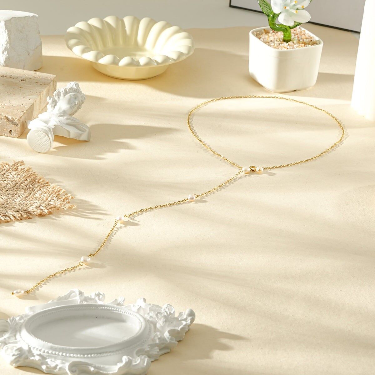 Vergoldete, Y-förmige Rückenkette, verziert mit sechs ovalen Perlen