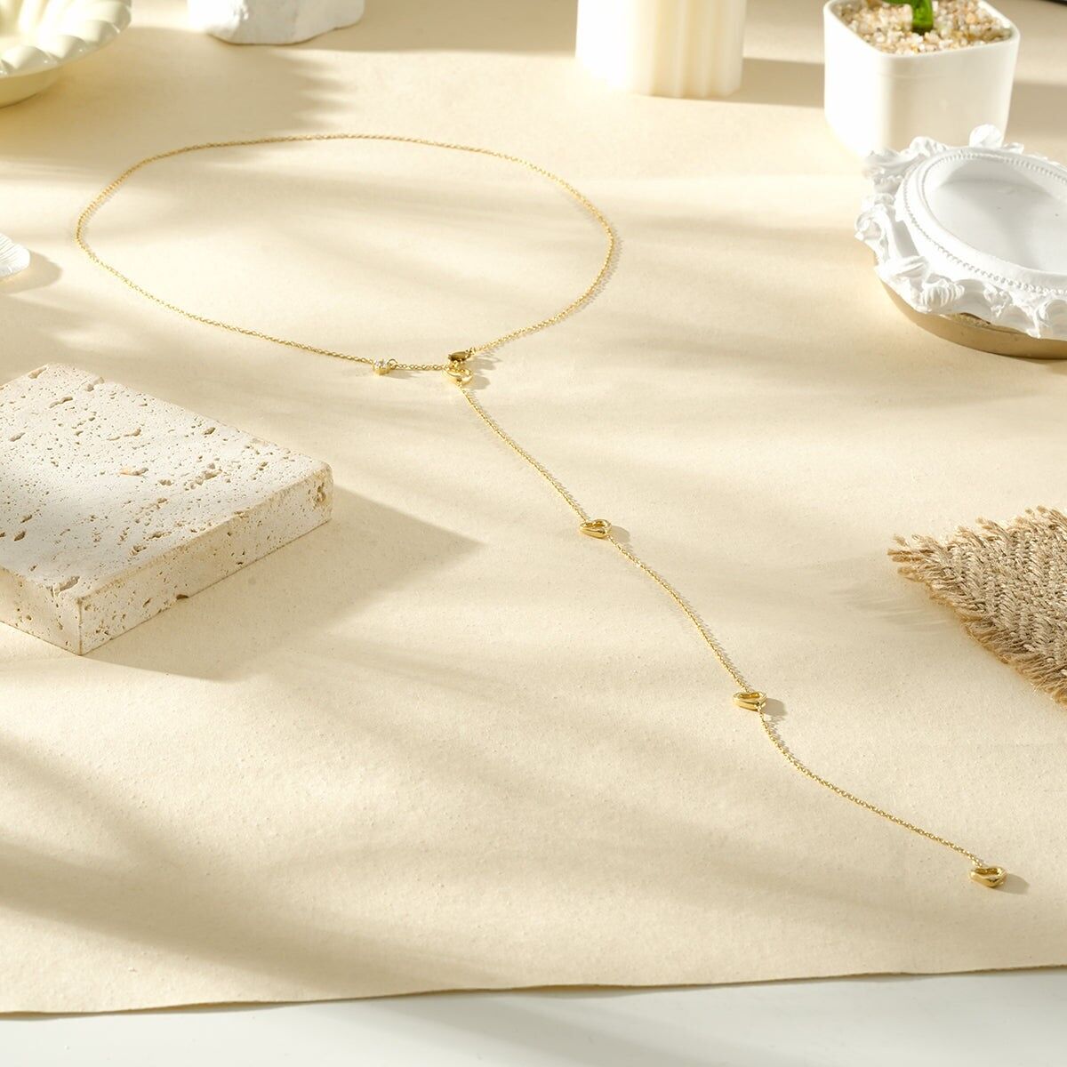 Vergoldete, Y-förmige Rückenkette, verziert mit vier durchbrochenen Herzen