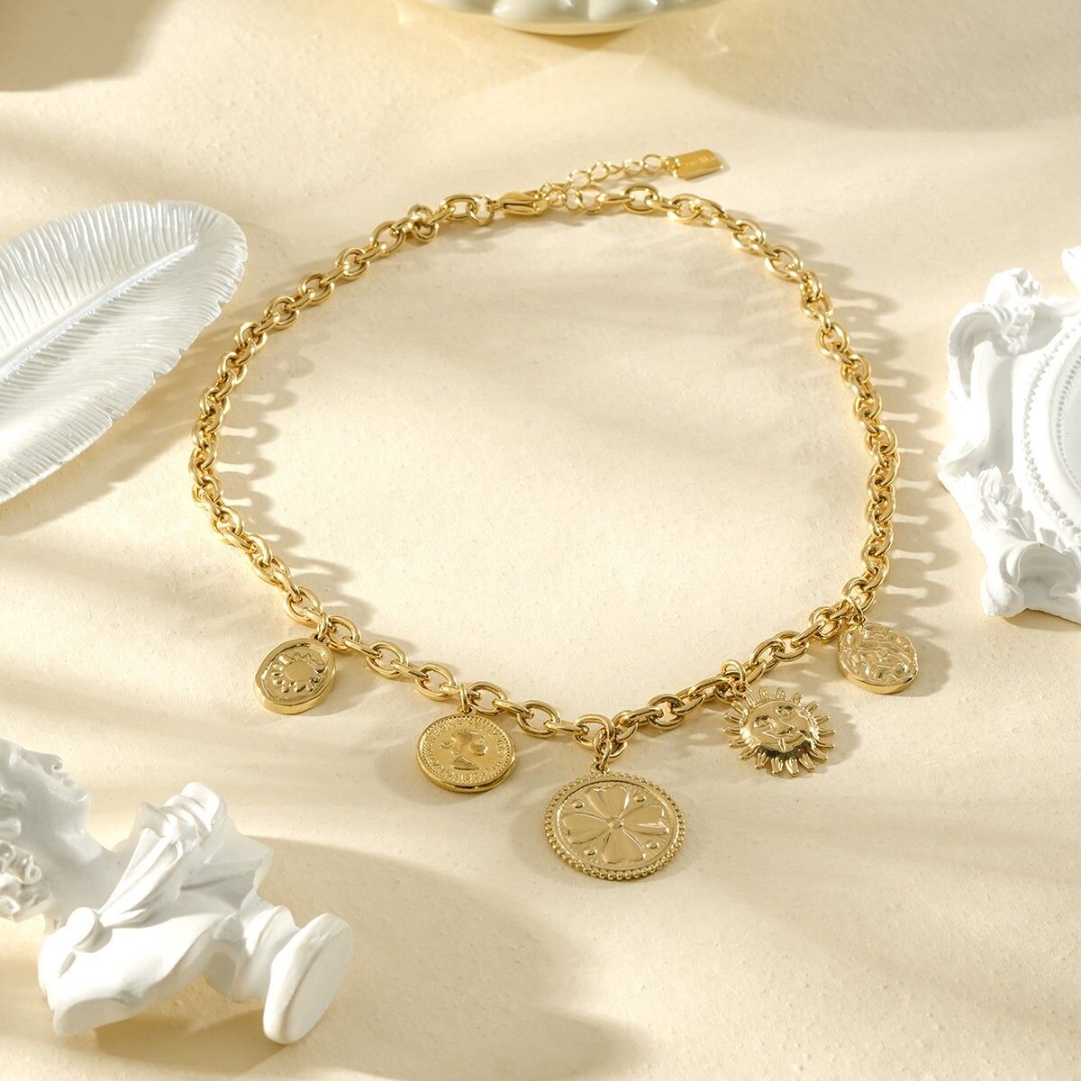 Goldene Halskette mit mehreren gravierten Medaillons