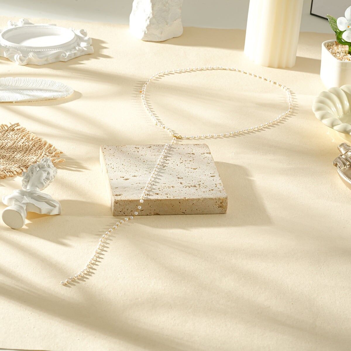 Goldene, Y-förmige Rückenkette, verziert mit kleinen Perlen