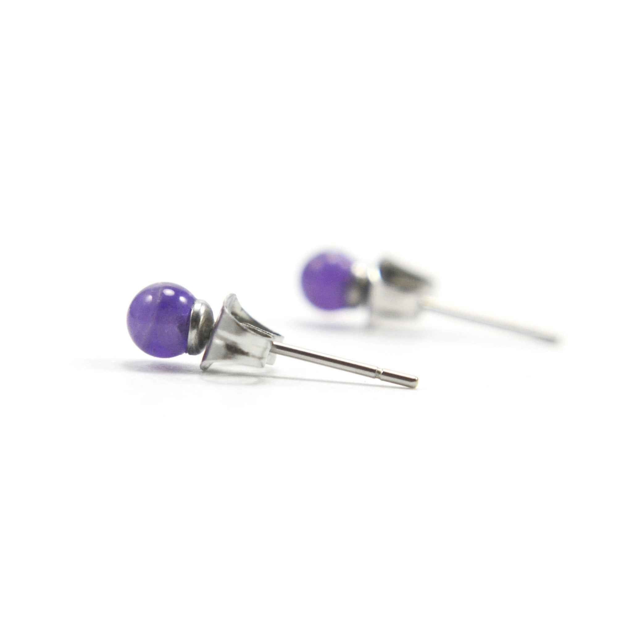 Ohrstecker mit Amethyst-Edelstein, 4 mm, hypoallergene Ohrstecker aus Chirurgenstahl für empfindliche Ohren