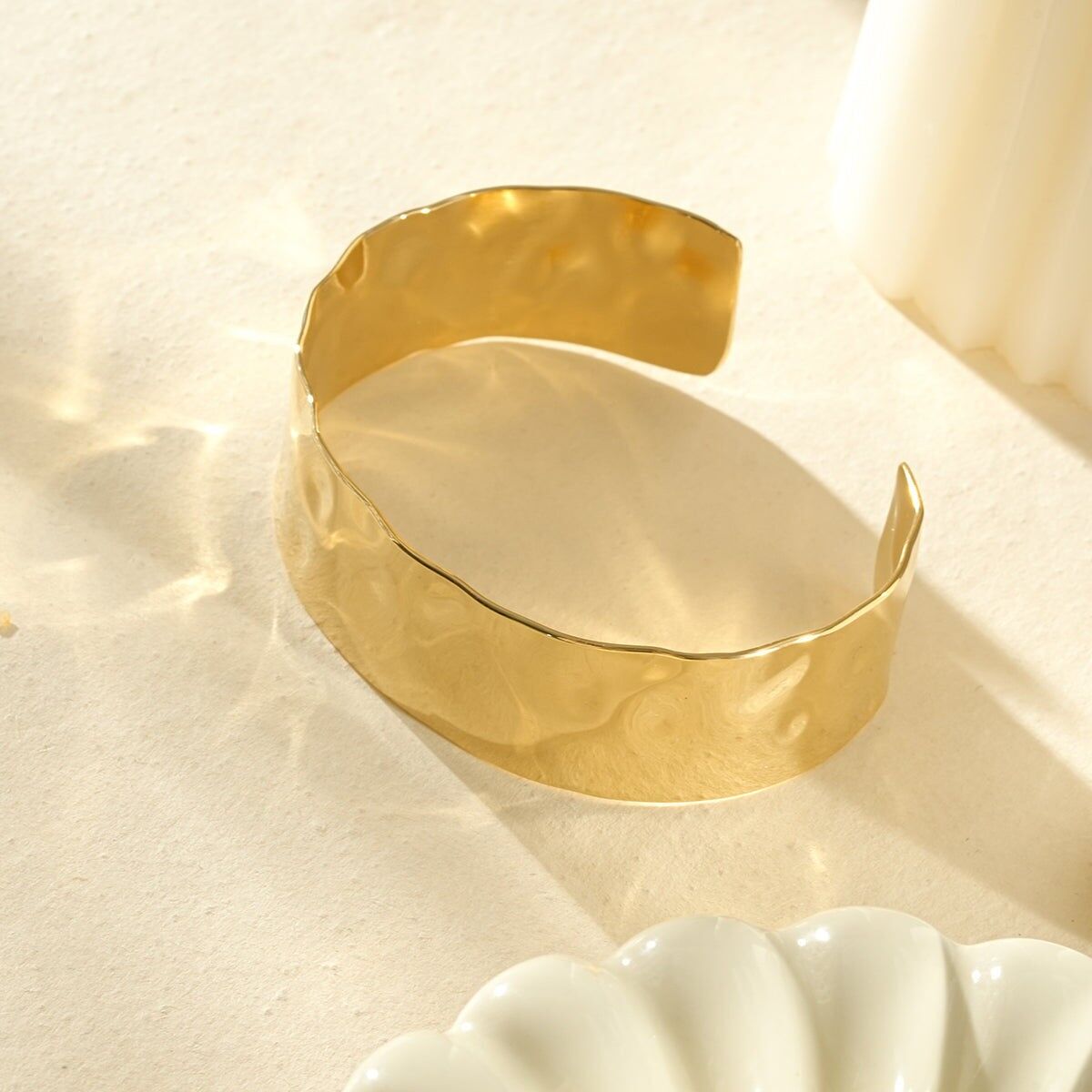 Pulsera de puño ondulado martillado de estilo clásico