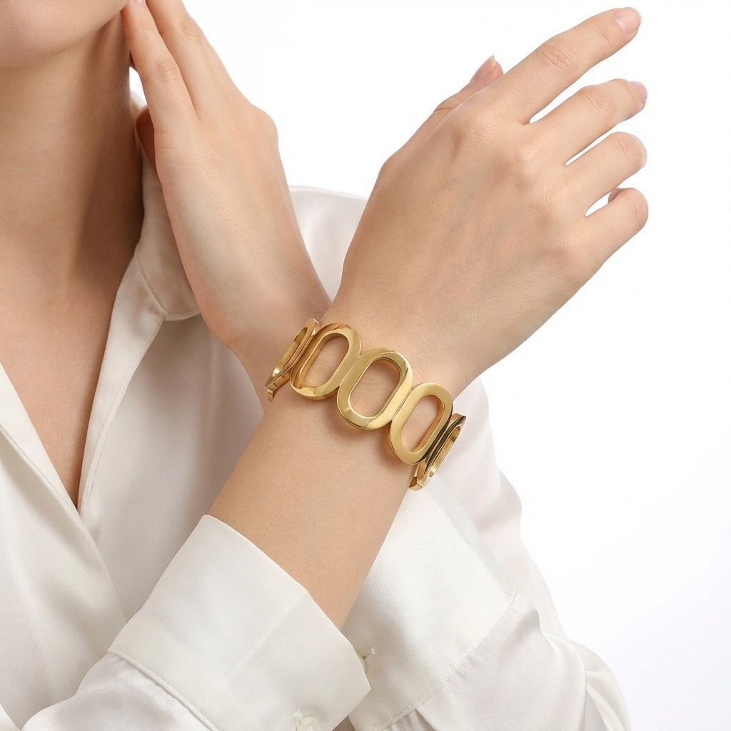 Öffnendes, starres Armband mit ovalen geometrischen Gliedern