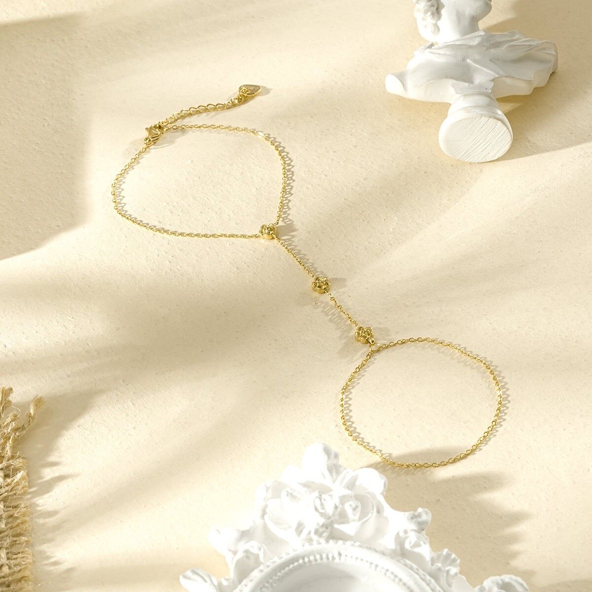 Eine zarte Handkette, verziert mit kleinen, feinen Blüten.