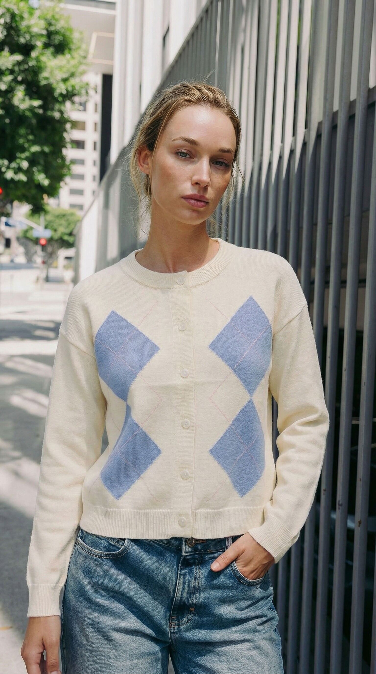 Rundhals-Strickjacke mit Karomuster