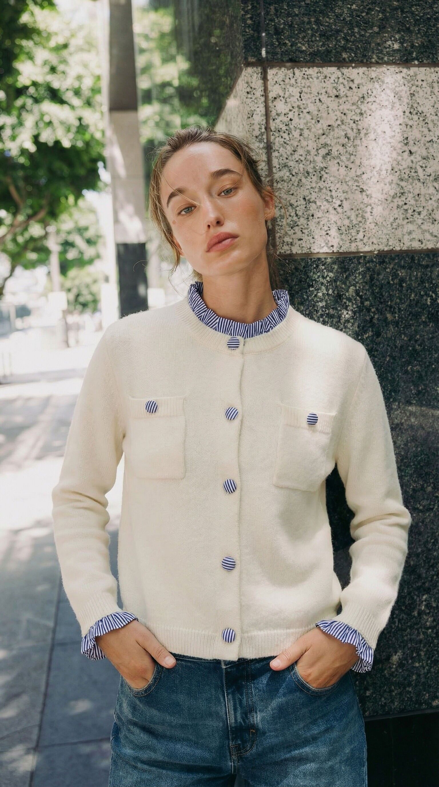 Strickweste mit Mustern an Kragen und Ärmeln