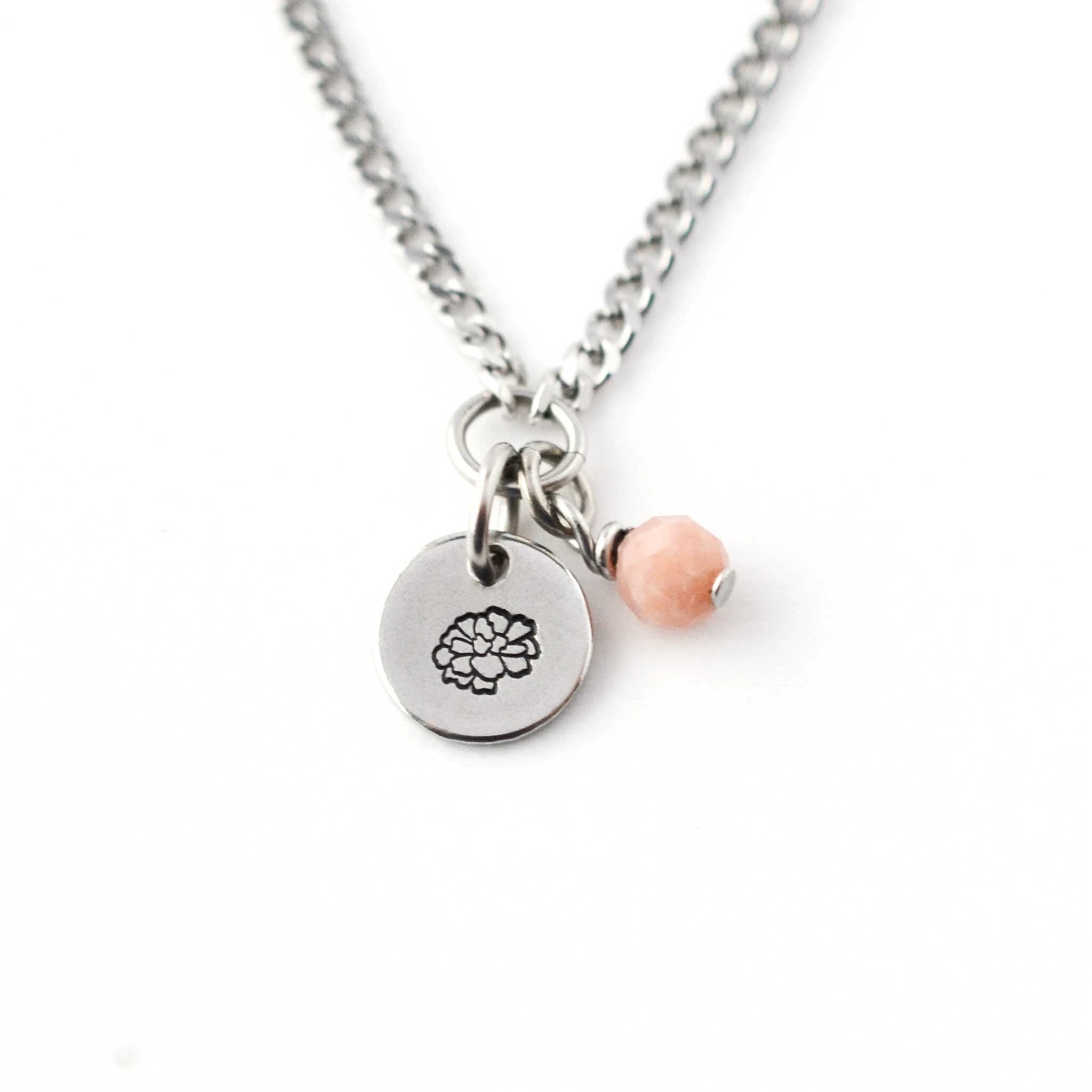 Collar con flor y piedra natal de octubre, caléndula y ópalo, joyería personalizada hecha a mano.