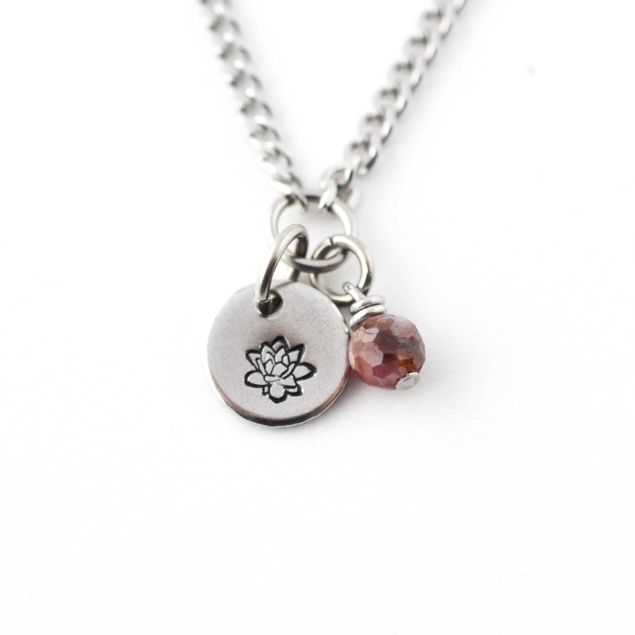 Geburtsblumen- und Geburtssteinkette für Juli, Lotusblume und Rubin, handgefertigter personalisierter Schmuck