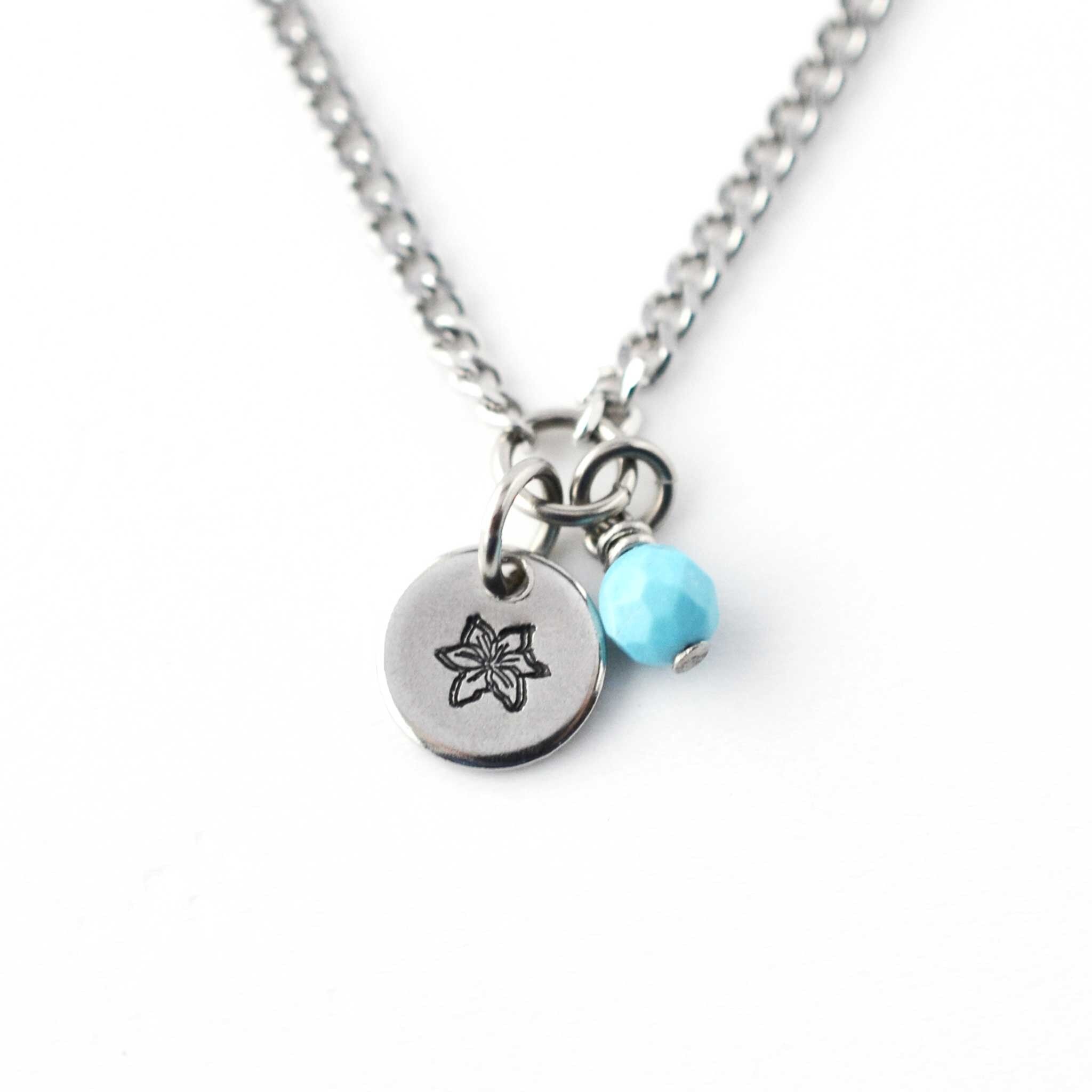 Collar con flor y piedra de nacimiento de diciembre, flor de Pascua y turquesa, joyería personalizada hecha a mano.