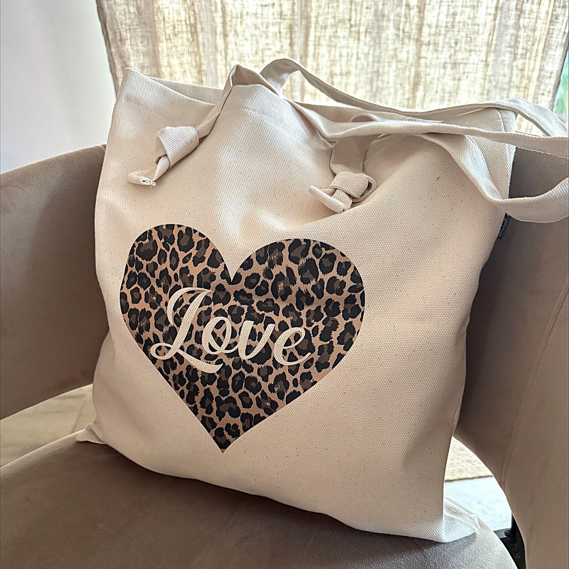 Ecrufarbene Tragetasche „Love Heart Leopard“ mit Knotenmuster