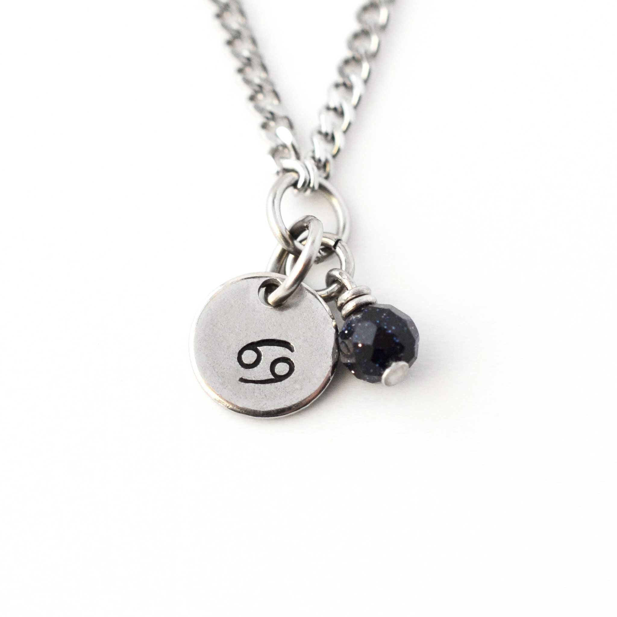 Collar del zodiaco Cáncer, joya astrológica hipoalergénica para pieles sensibles.