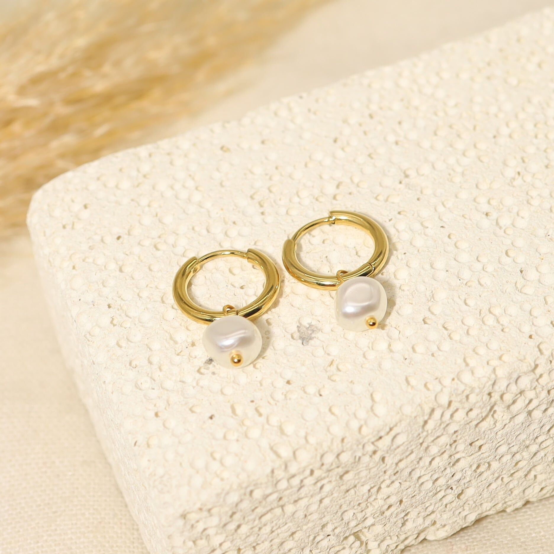 Mini-Creolen mit Perle