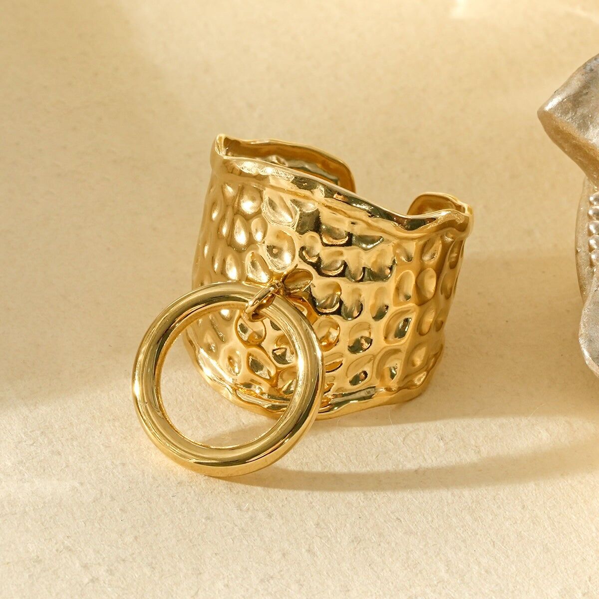 Verstellbarer, gehämmerter Ring mit Zierring vorne