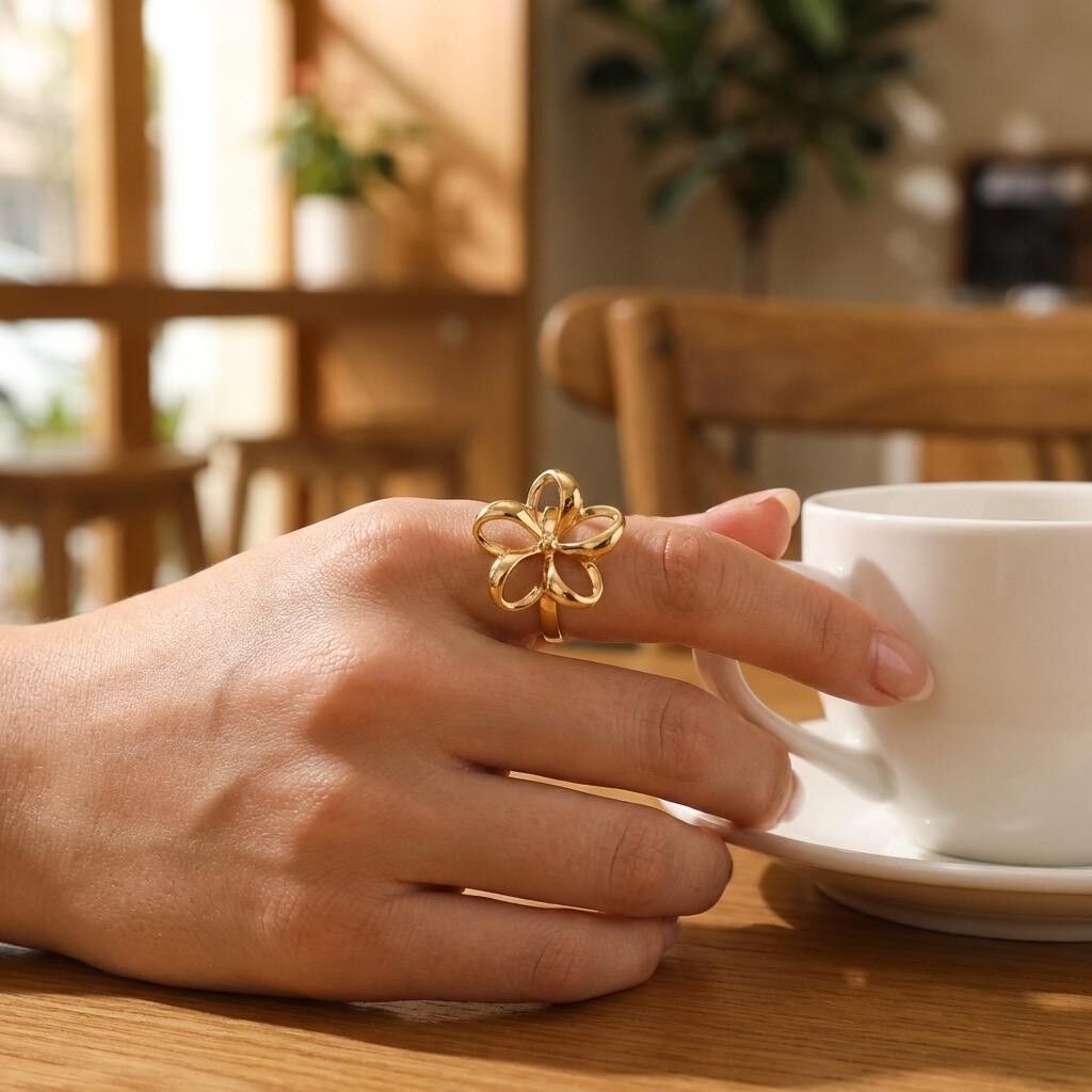 Adjustable thin ring with sculptural guipure flower