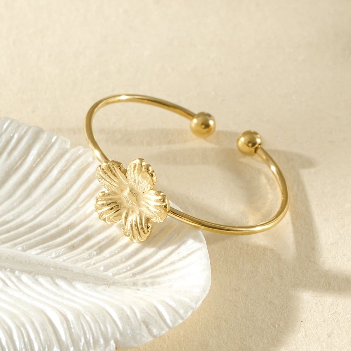 Verstellbarer, funkelnder Ring mit geformter Blume