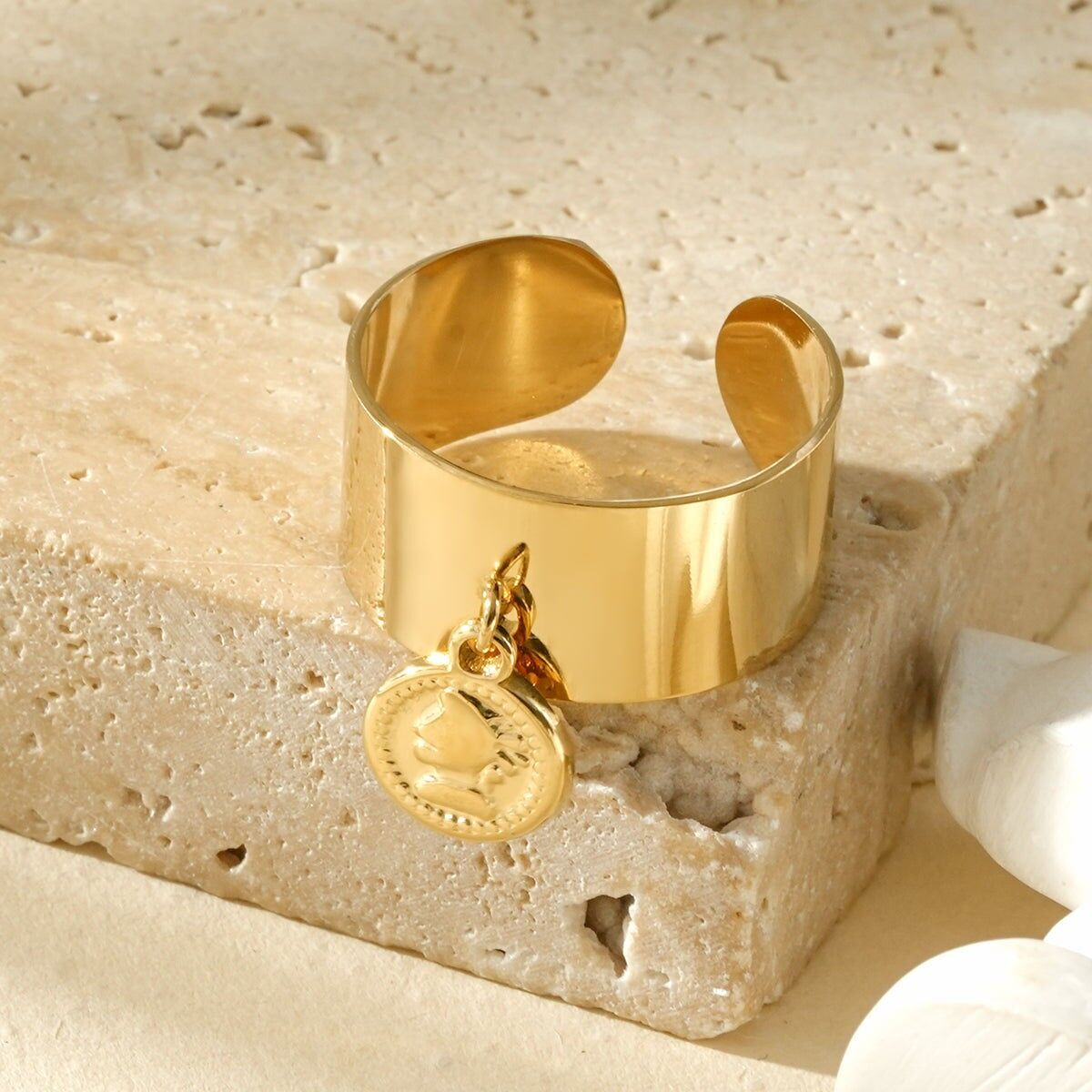 Verstellbarer Ring, verziert mit einem gravierten Medaillon im Antikstil