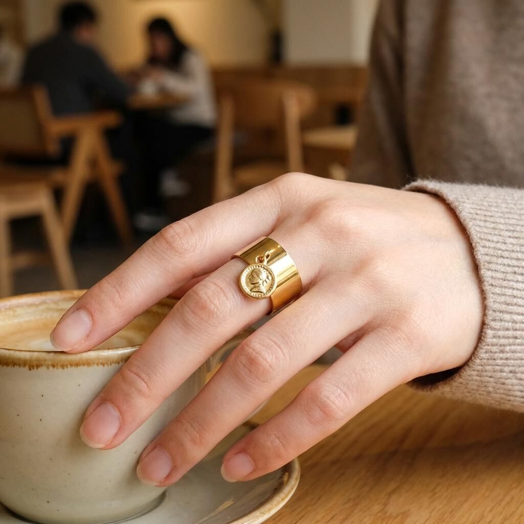 Adjustable ring adorned with an antique-style engraved medallion