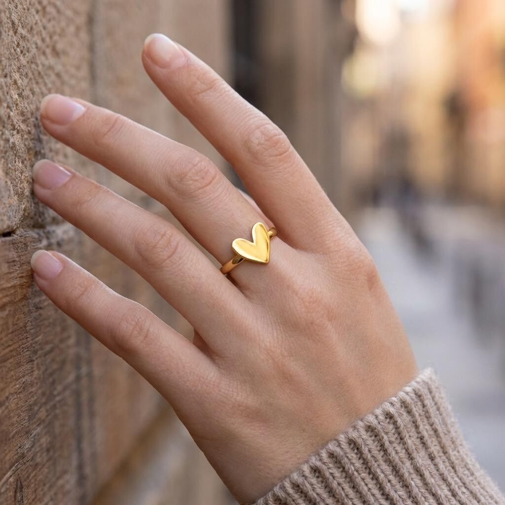 Zeitloser, verstellbarer Ring mit glattem und modernem Herz