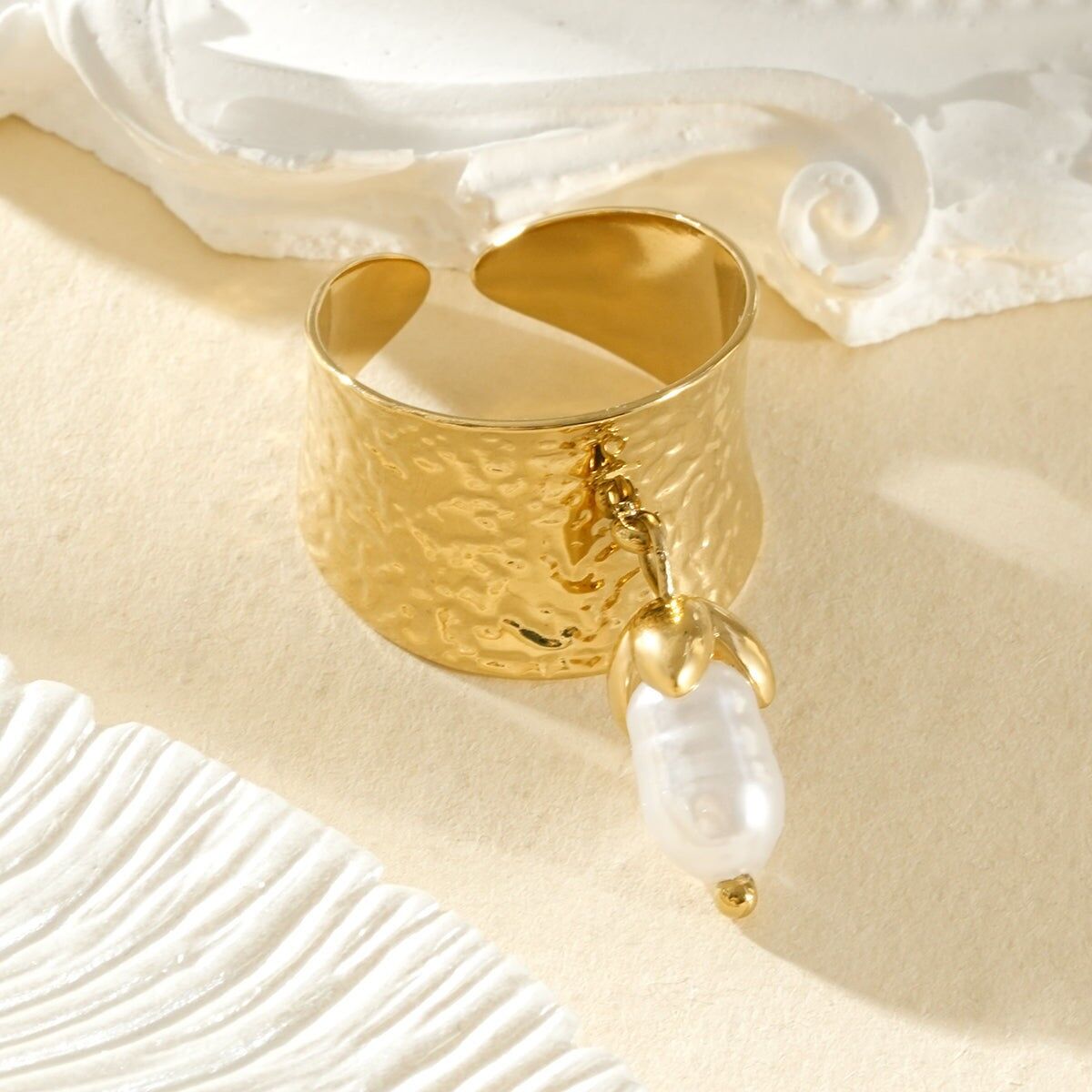 Verstellbarer, gehämmerter Ring, verziert mit einer ovalen weißen Perle