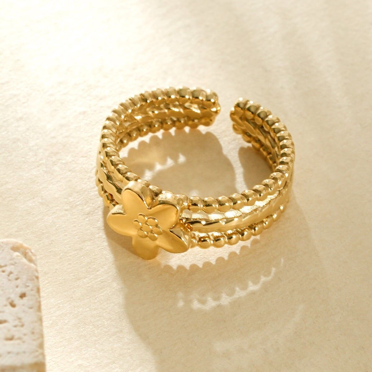 Verstellbarer Dreifachring mit zentraler Blume