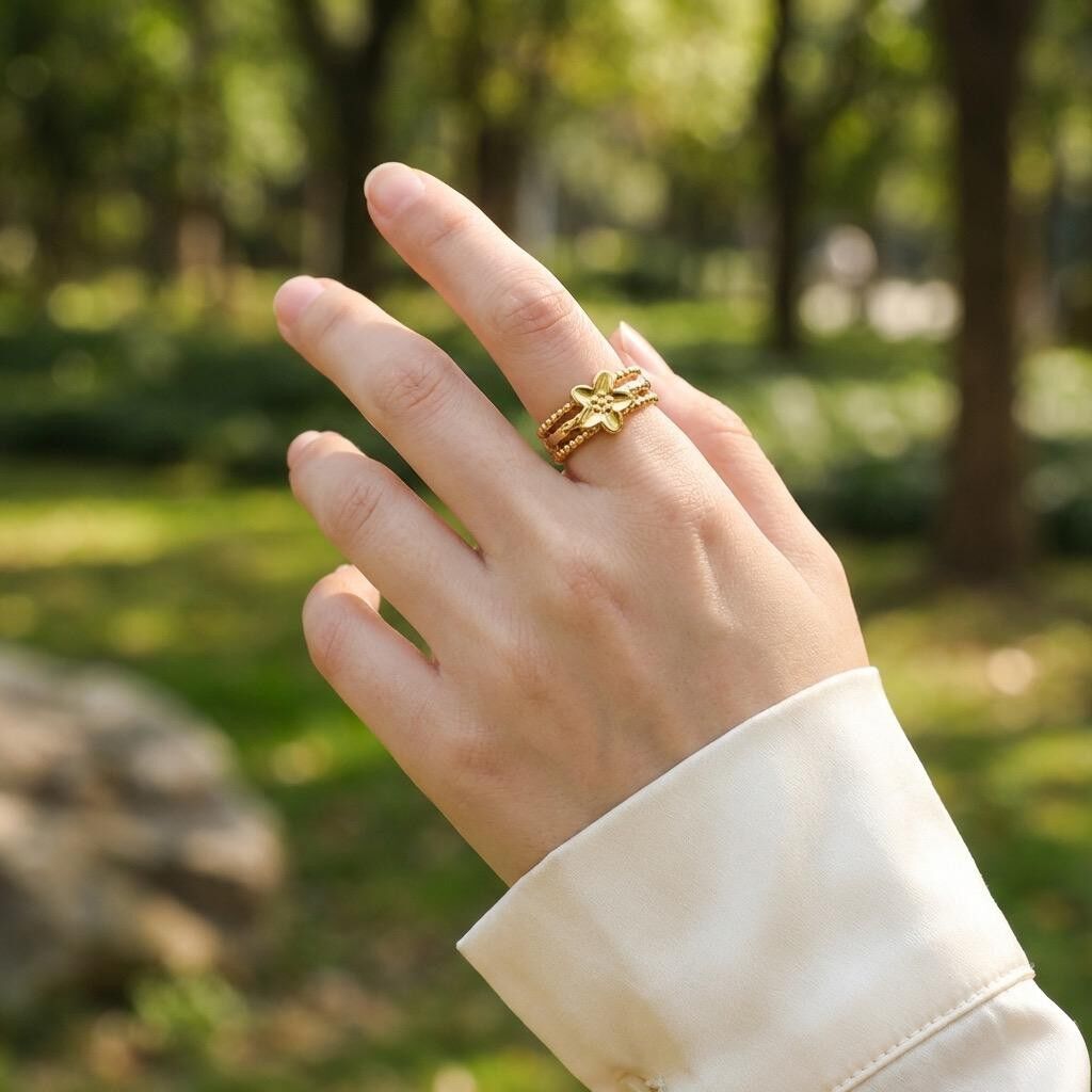 Adjustable triple ring with central flower