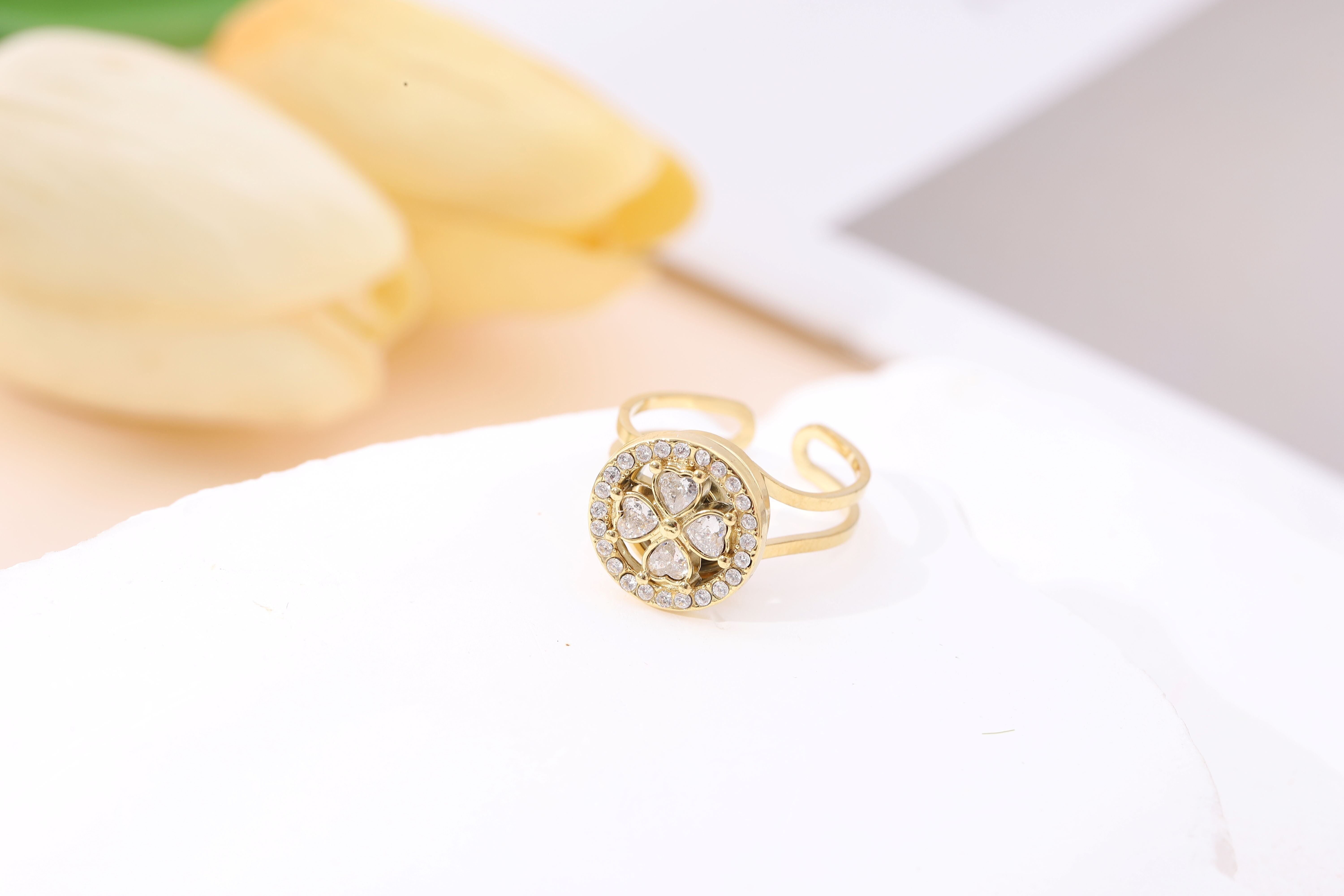 Verstellbarer Anti-Stress-Ring mit einem vierblättrigen Strassblumenkreis und drehbarem Ring