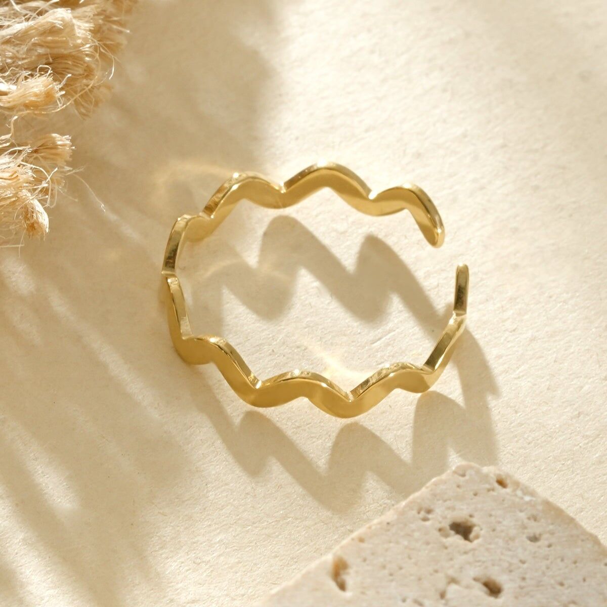 Timeless adjustable wave-shaped ring