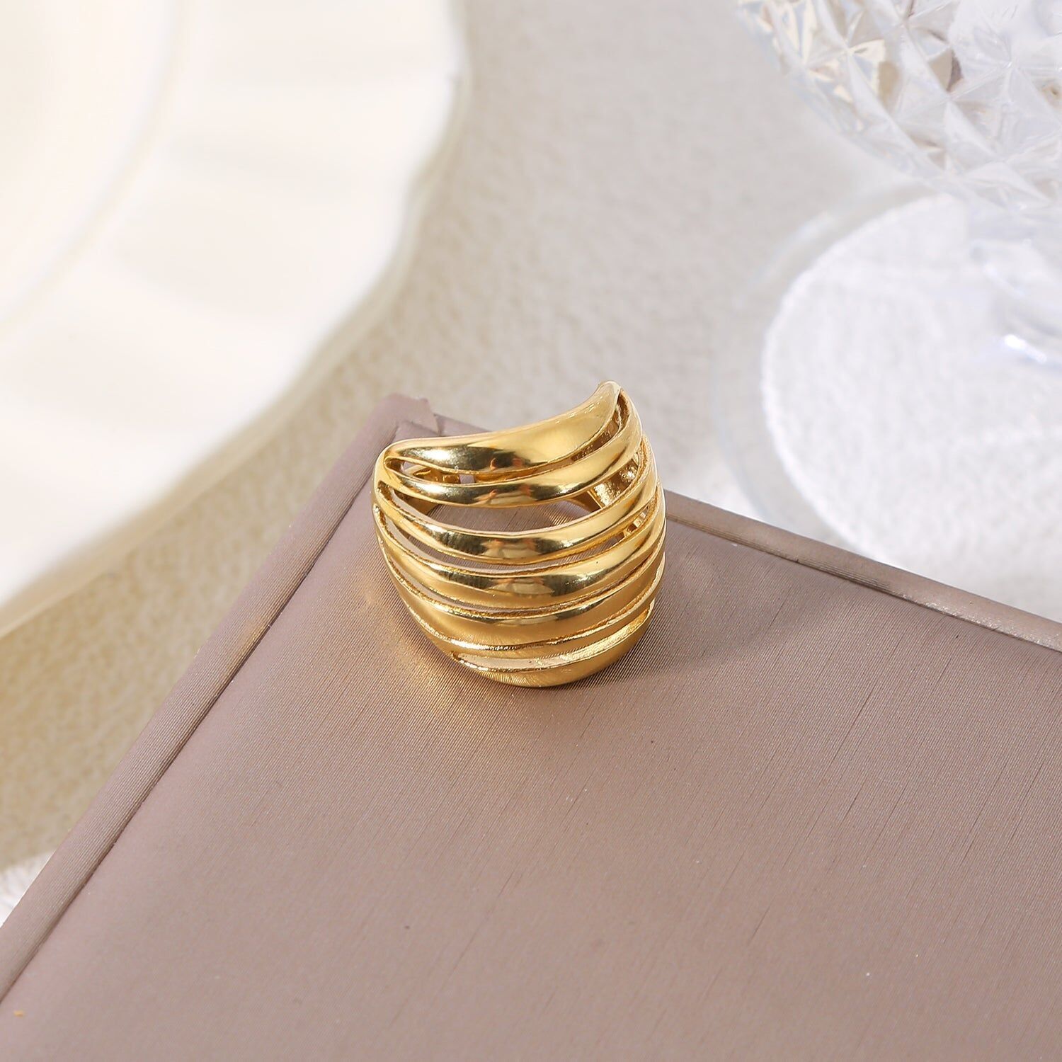 Domed, openwork ring with 7 smooth branches