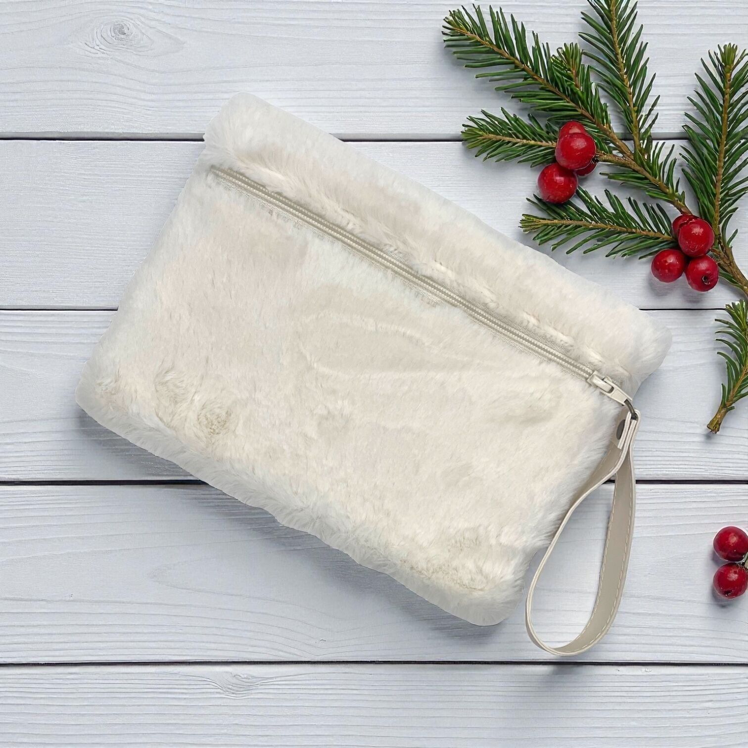 Mittelgroße Clutch, weißes "Fell"