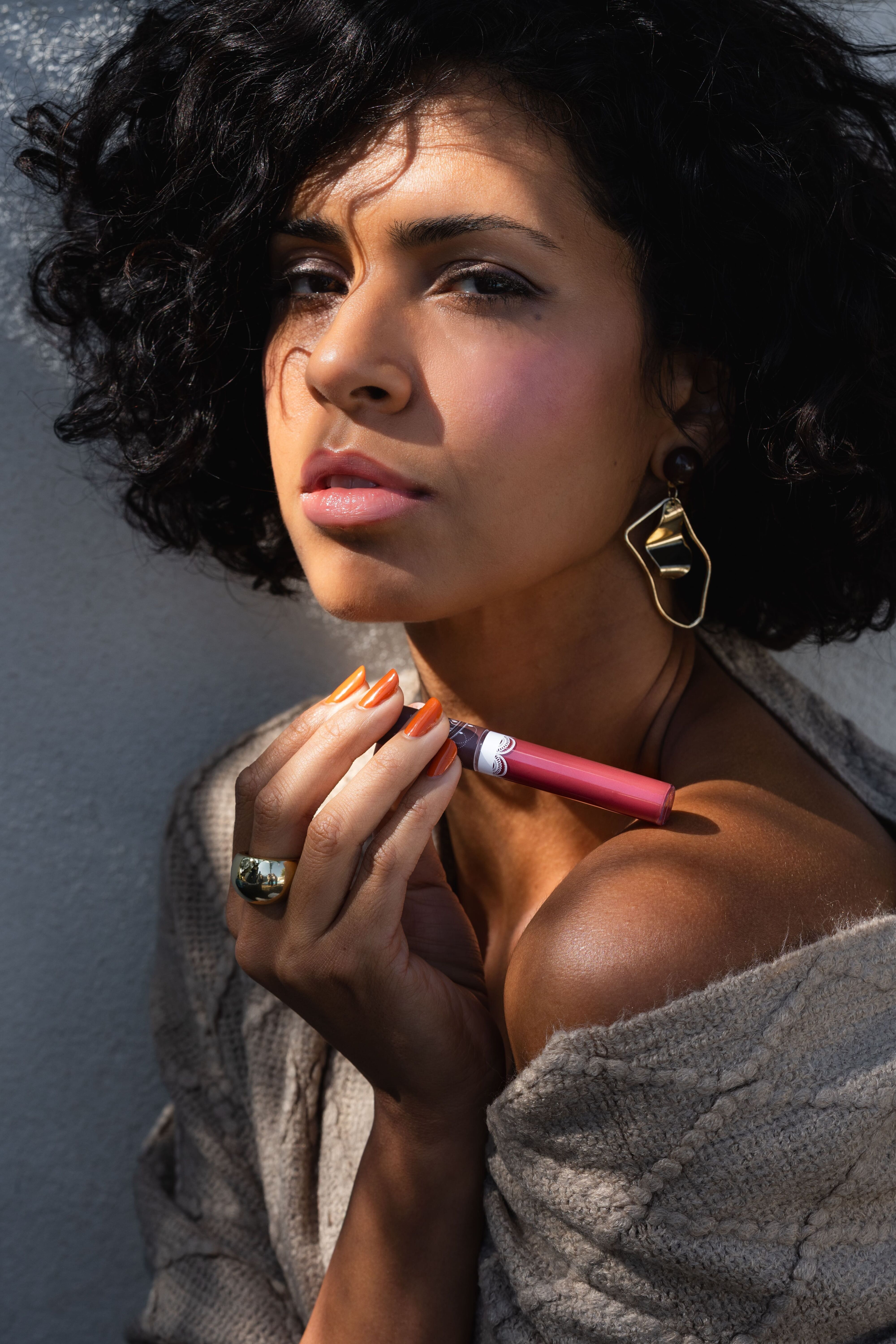 Natural makeup lip oil 02 Rose nude