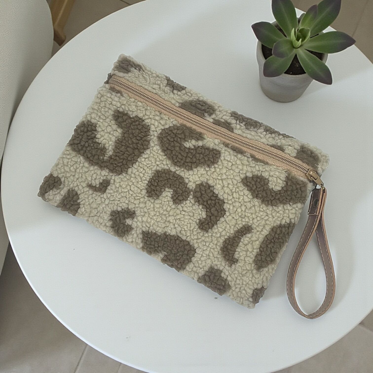 Mittelgroße Clutch, taupefarben mit Leopardenmuster