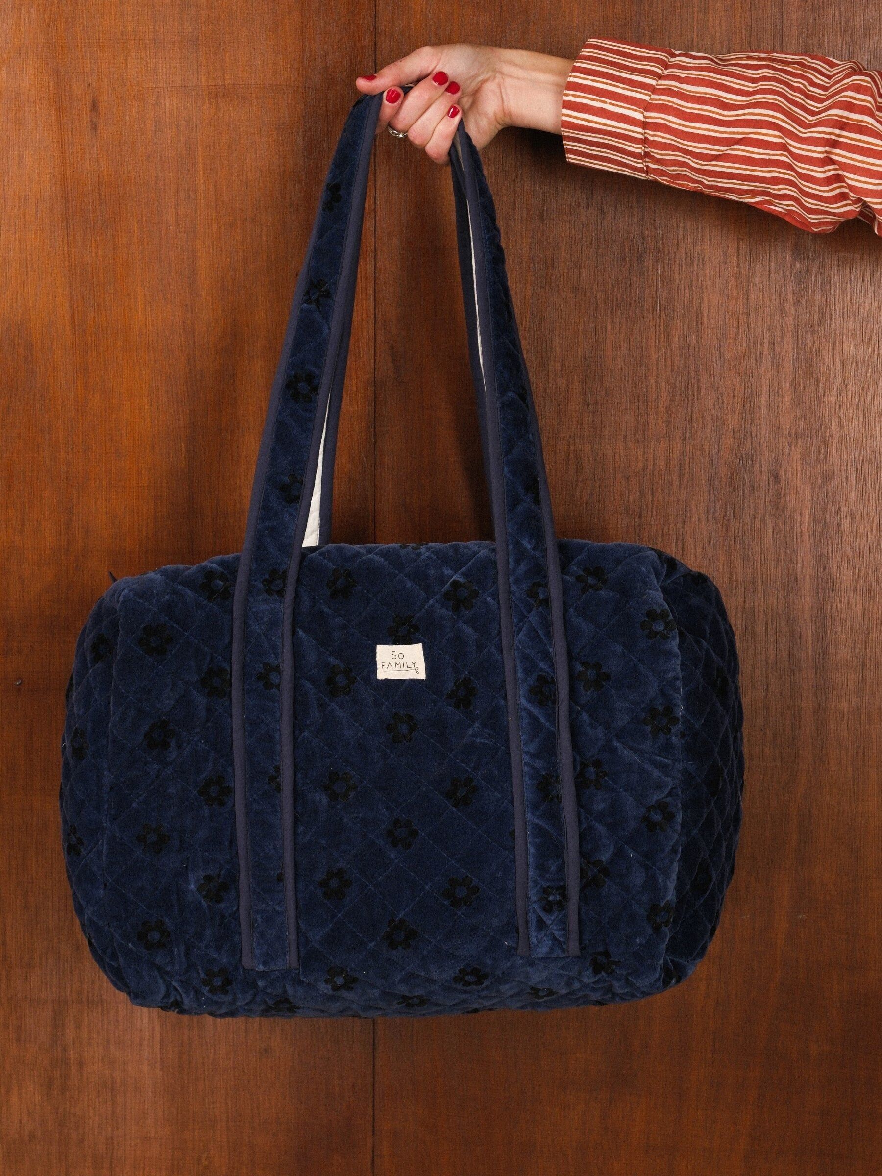 Wochenendtasche aus floralem Samt