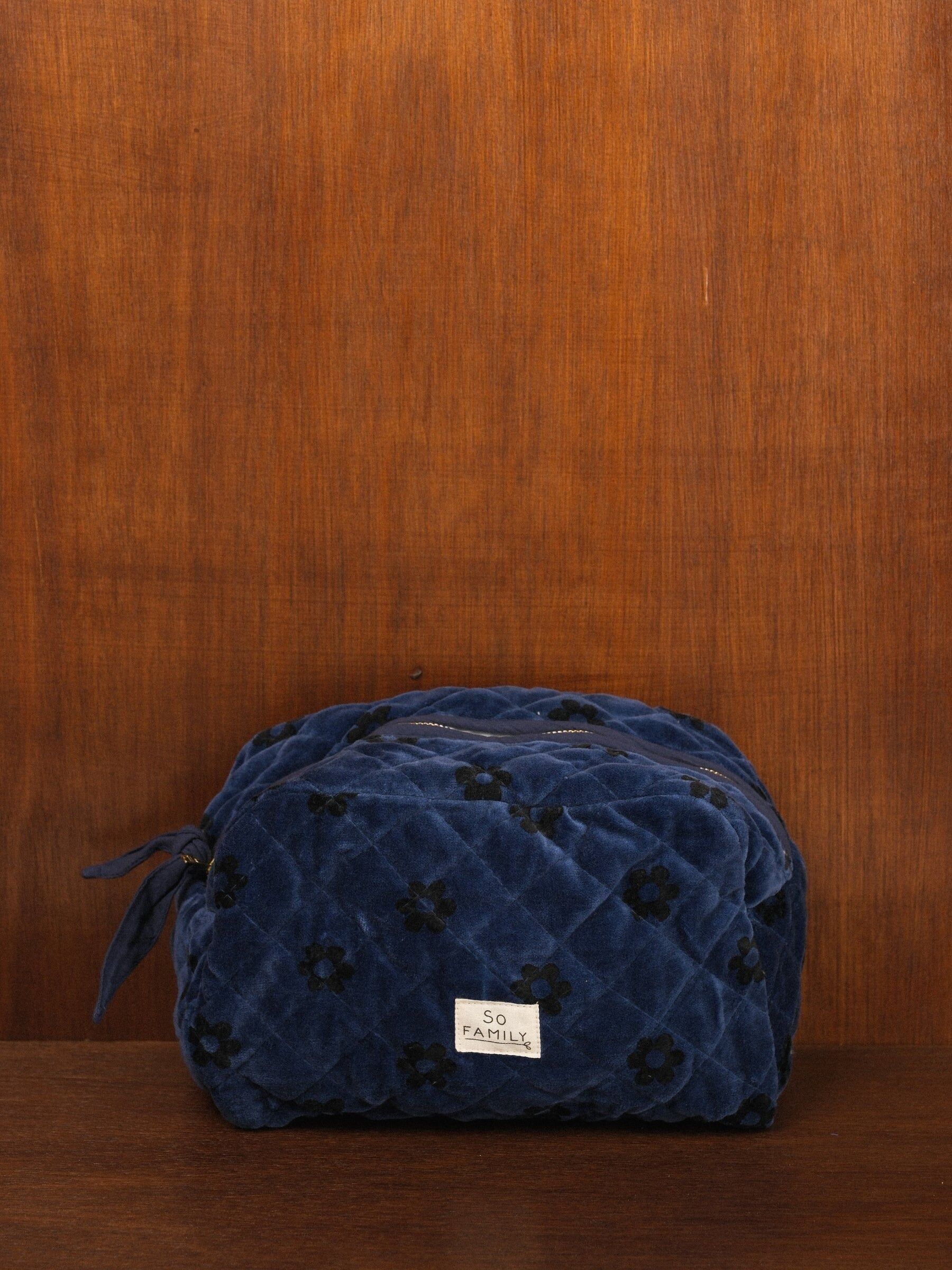 Kulturbeutel aus floralem Samt