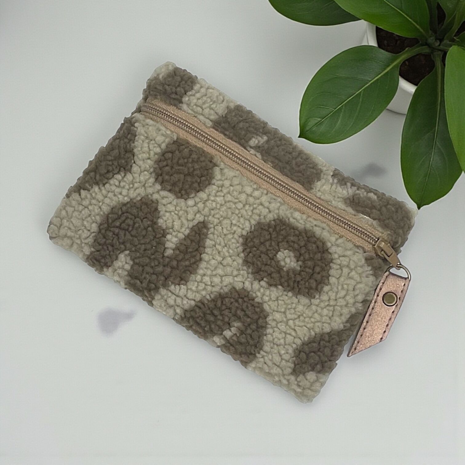 Kleine Clutch, taupefarben mit Leopardenmuster