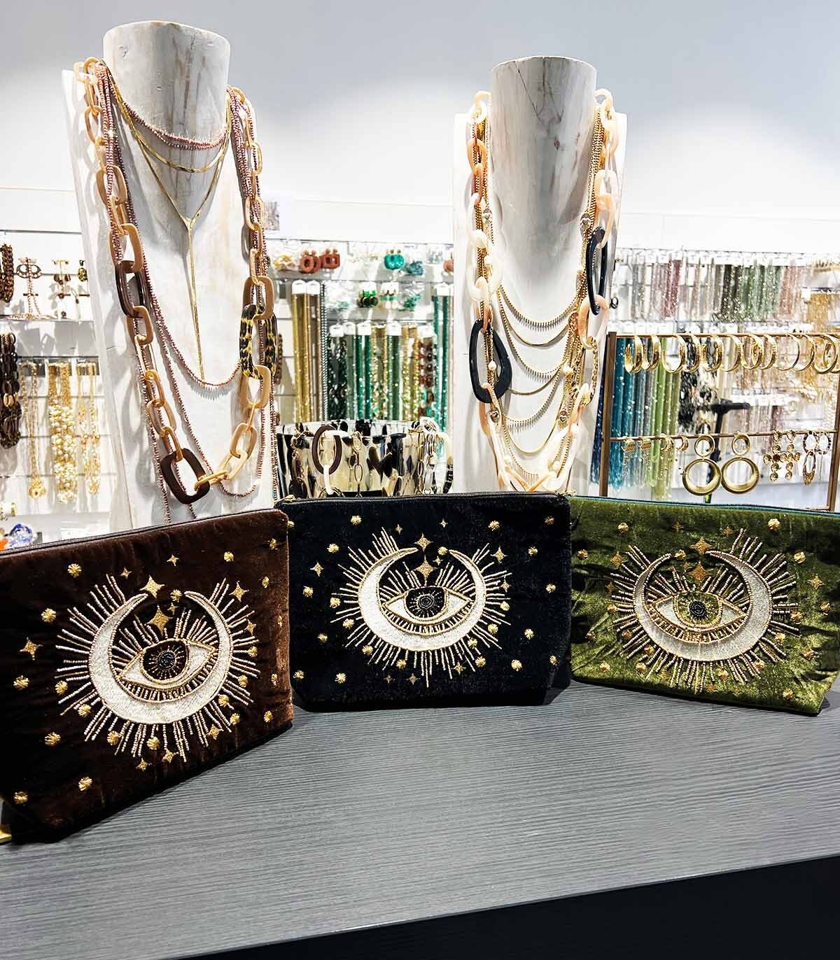 Pochette Velours Brodée Œil Protecteur & Lune – 29 x 19cm