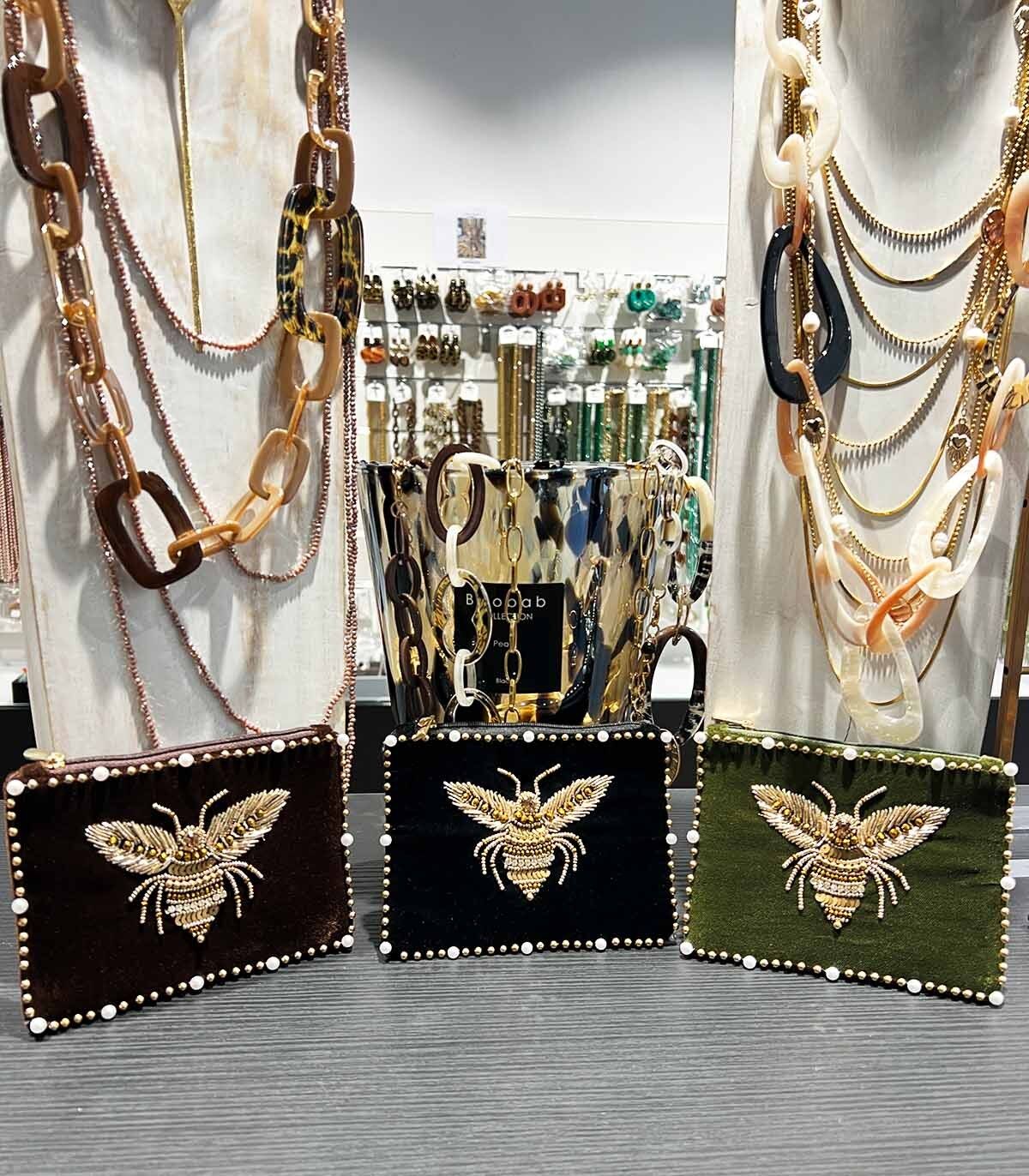 Pochette Velours Brodée Abeille – 15 x 11cm