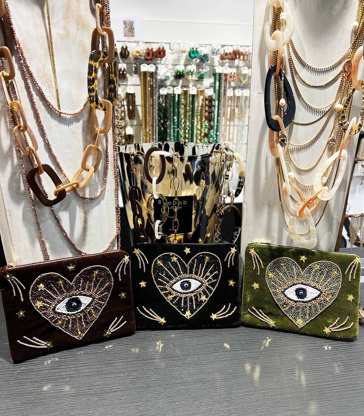 Pochette Velours Brodée Cœur Oeil Protecteur – 16 x 12cm