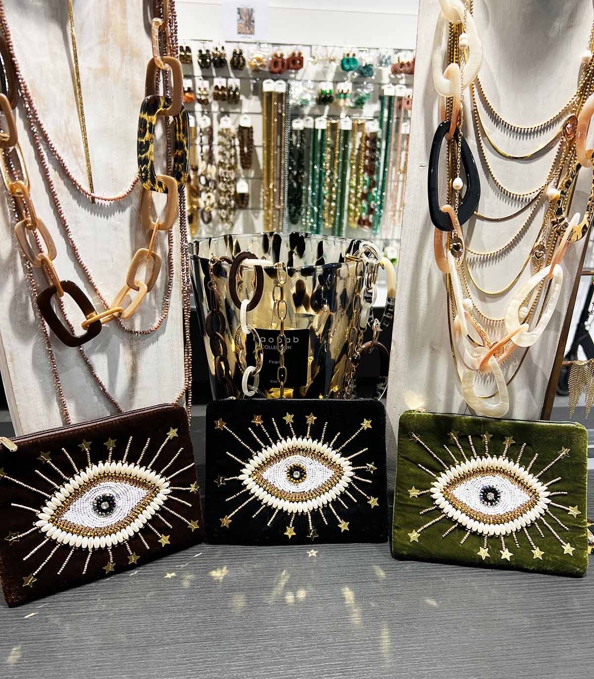 Pochette Velours Brodée Oeil Protecteur – 17 x 13cm