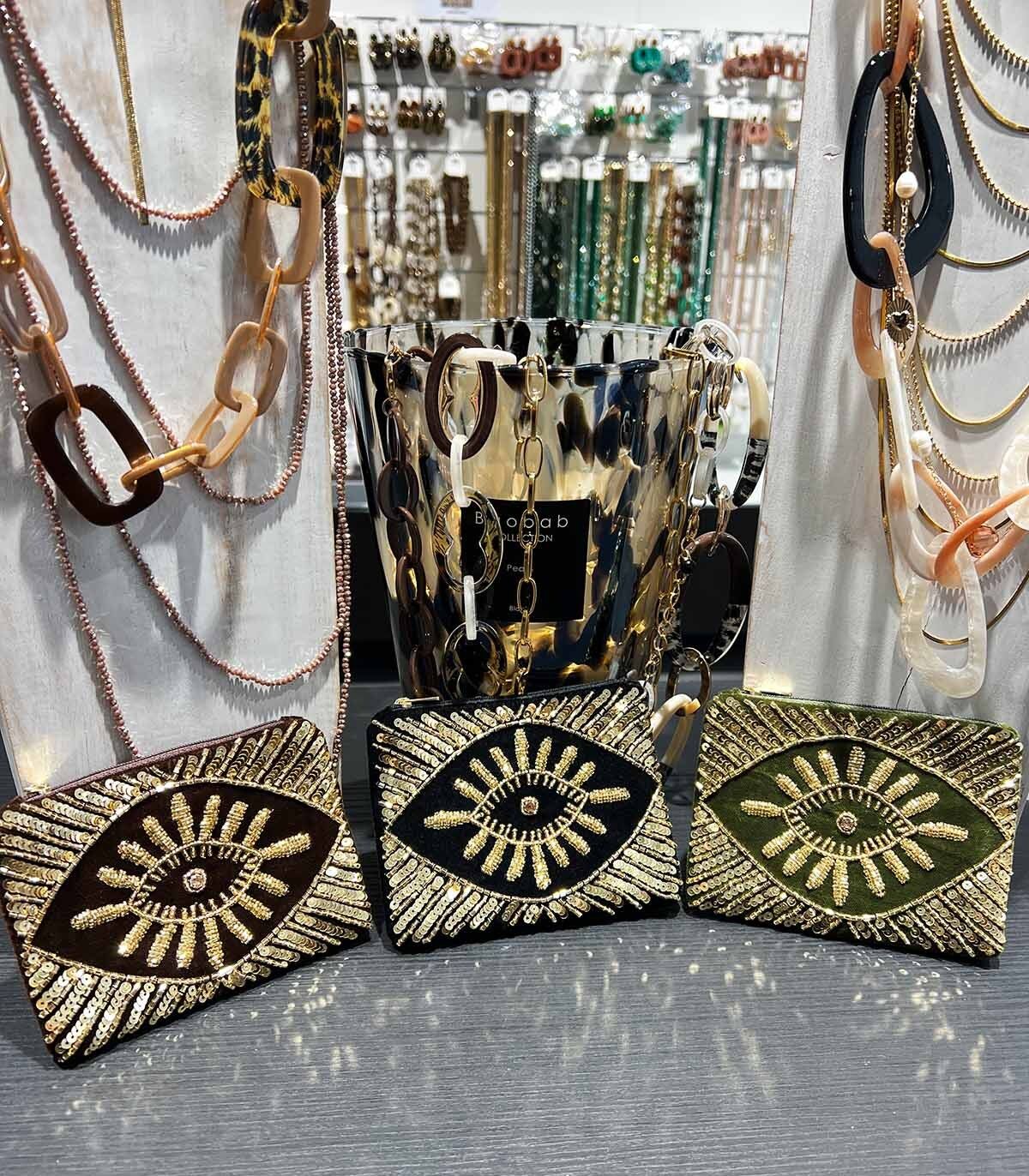 Pochette Velours Brodée Oeil Protecteur – 14 x 10cm