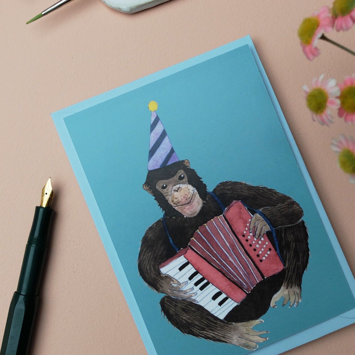Divertente biglietto di auguri di compleanno: scimmia che suona la fisarmonica, illustrato a mano