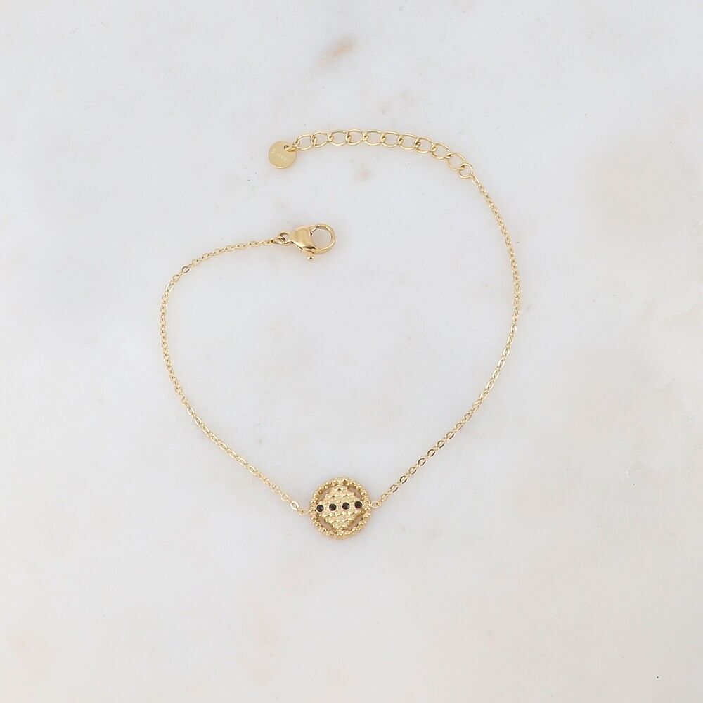 Armband mit einem runden, geometrisch geschnittenen Anhänger mit durchbrochenem Muster und 4 Strasssteinen