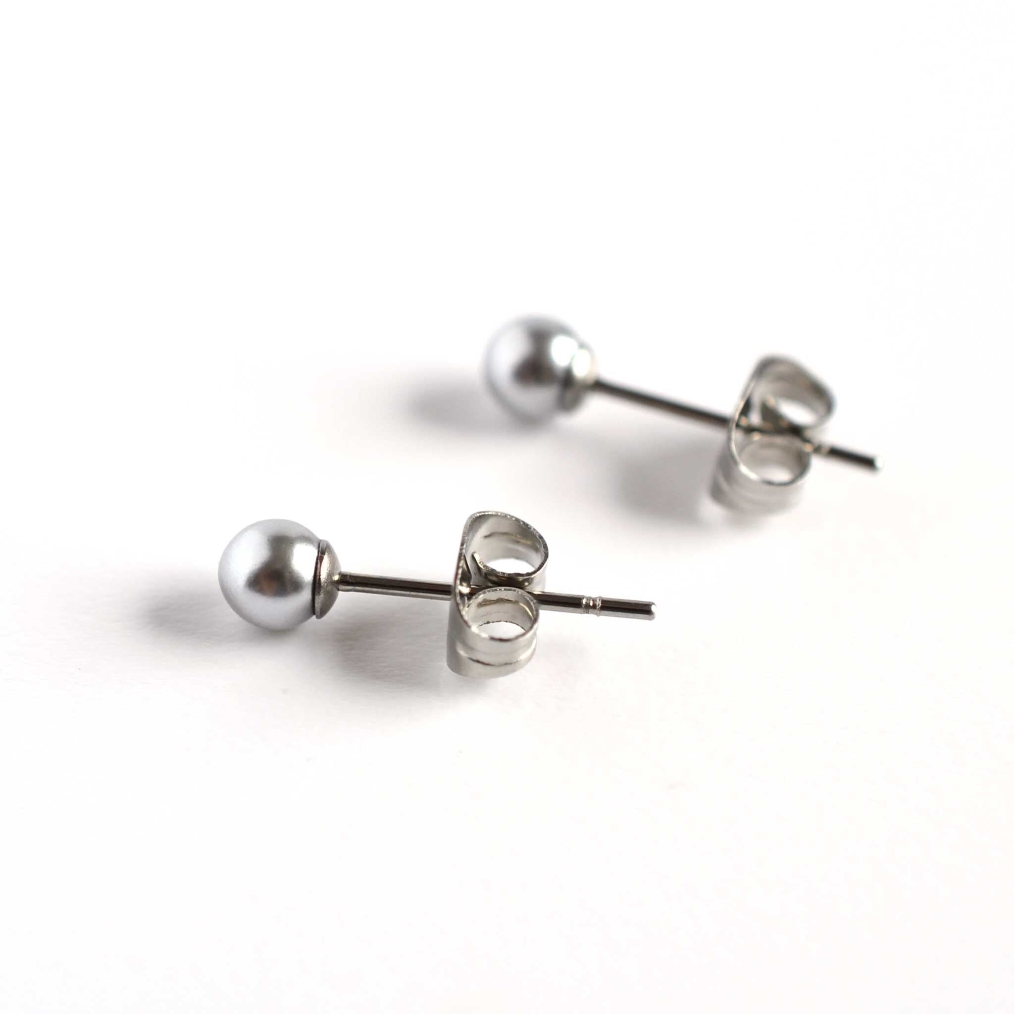 Boucles d'oreilles puces en perles d'imitation gris clair de 4 mm, acier chirurgical hypoallergénique, style moderne