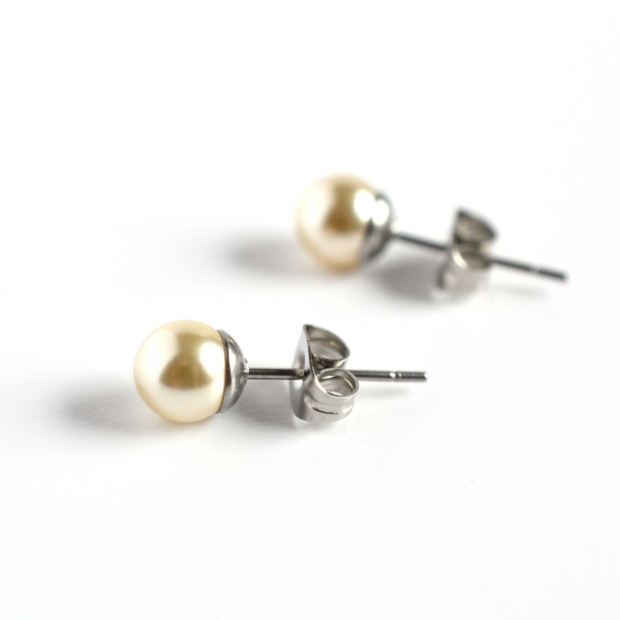 Boucles d'oreilles puces en perles d'imitation crème de 6 mm, acier chirurgical hypoallergénique, style classique