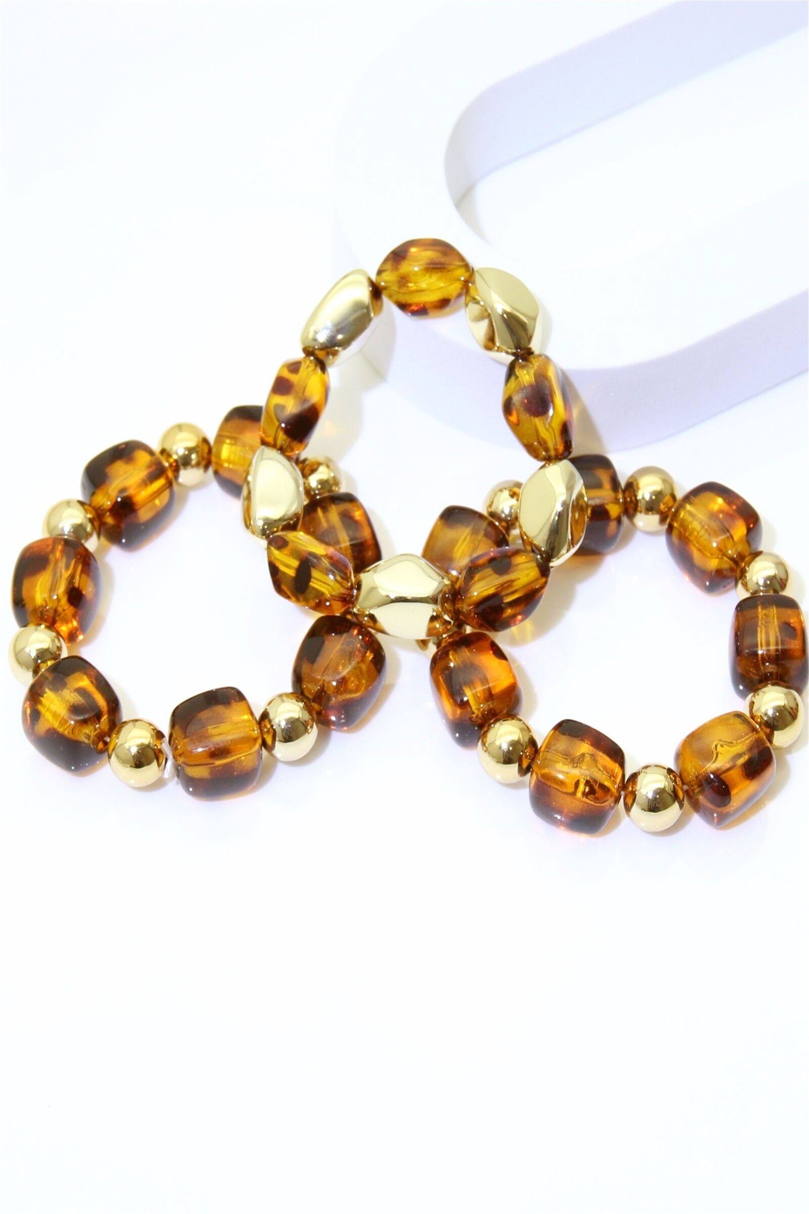Brown elastic resin bracelet – Amber-effect beads and gold beads